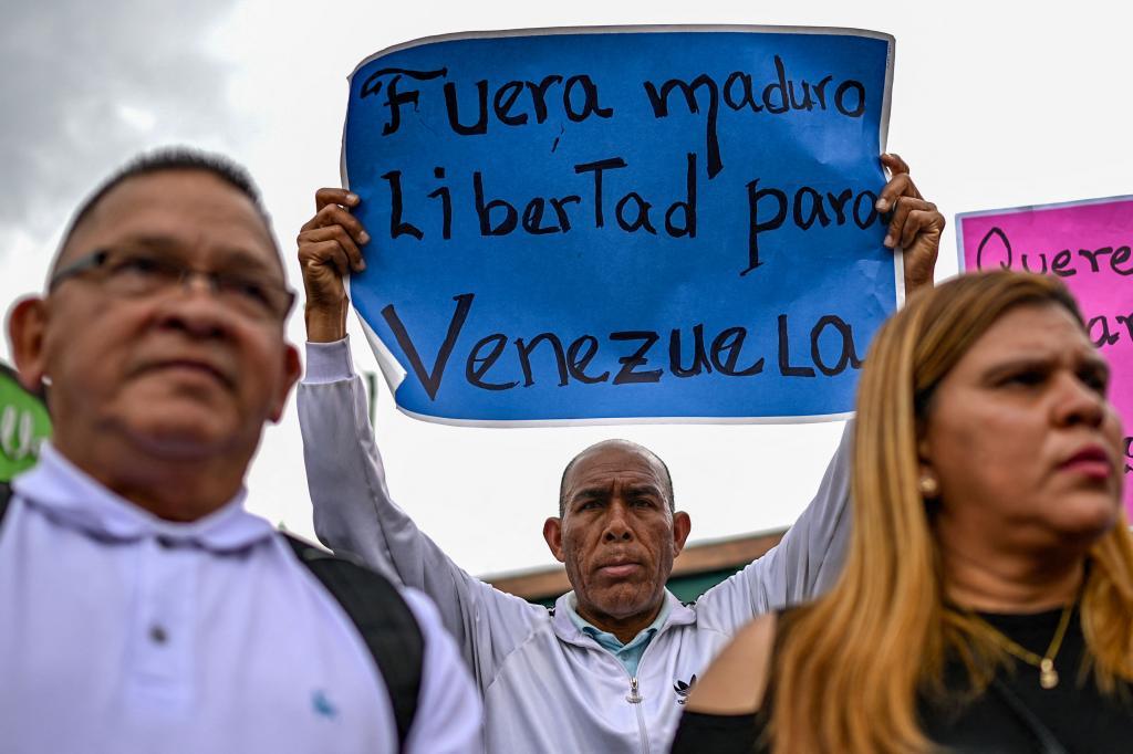 Maduro arranca su campaña abrazado a Chávez y de espaldas al país