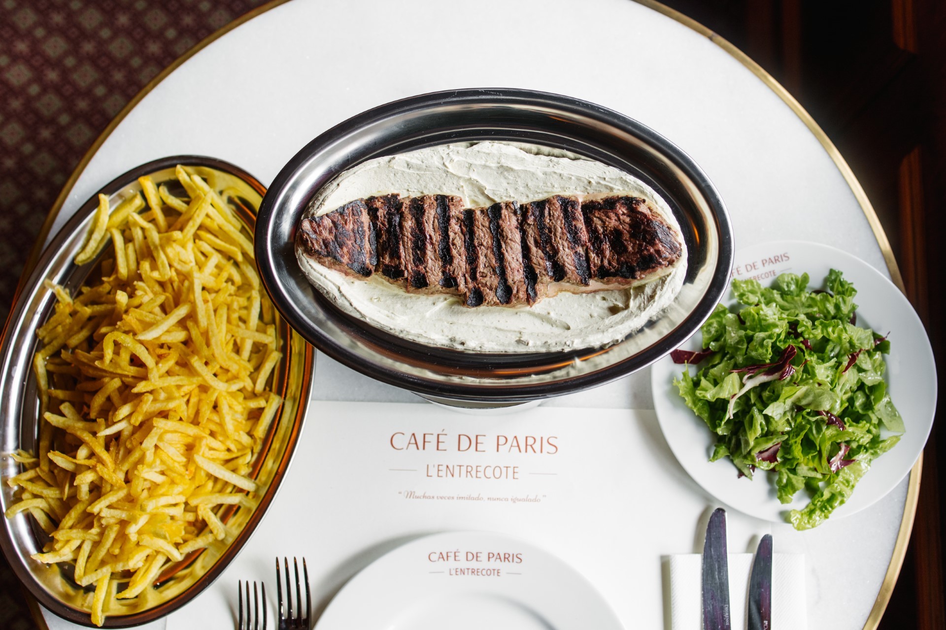 El entrecot de Café de París, con sus patatas fritas y la ensalada de guarnición.