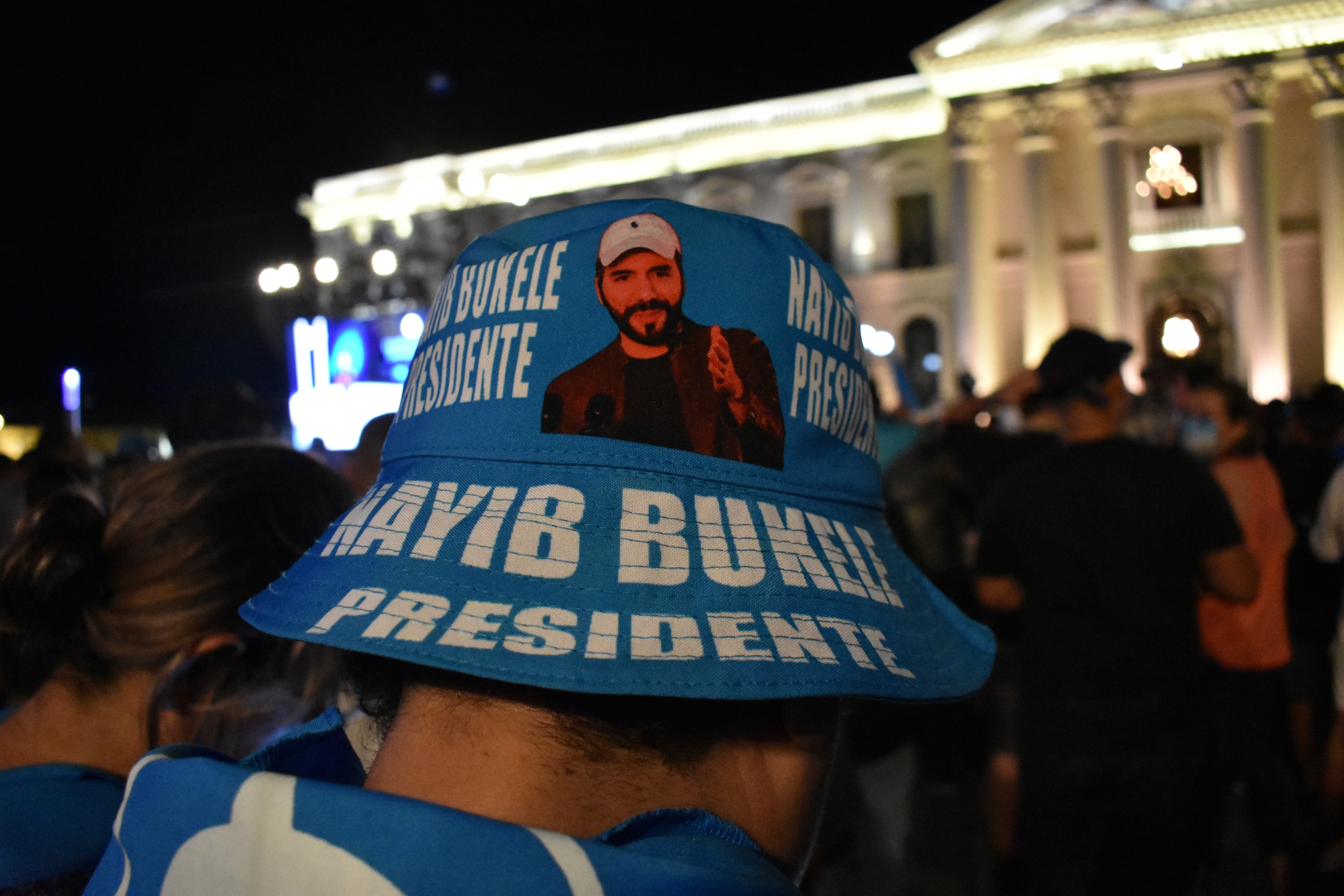 Un simpatizante de Bukele celebra su victoria el domingo ante el palacio presidencial de El Salvador.