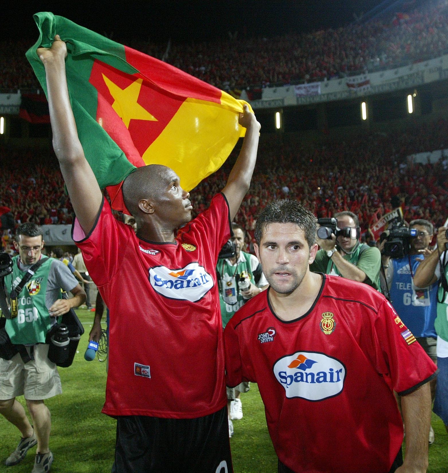 Samuel Eto'o celebra el triunfo del Mallorca en la final de 2003.