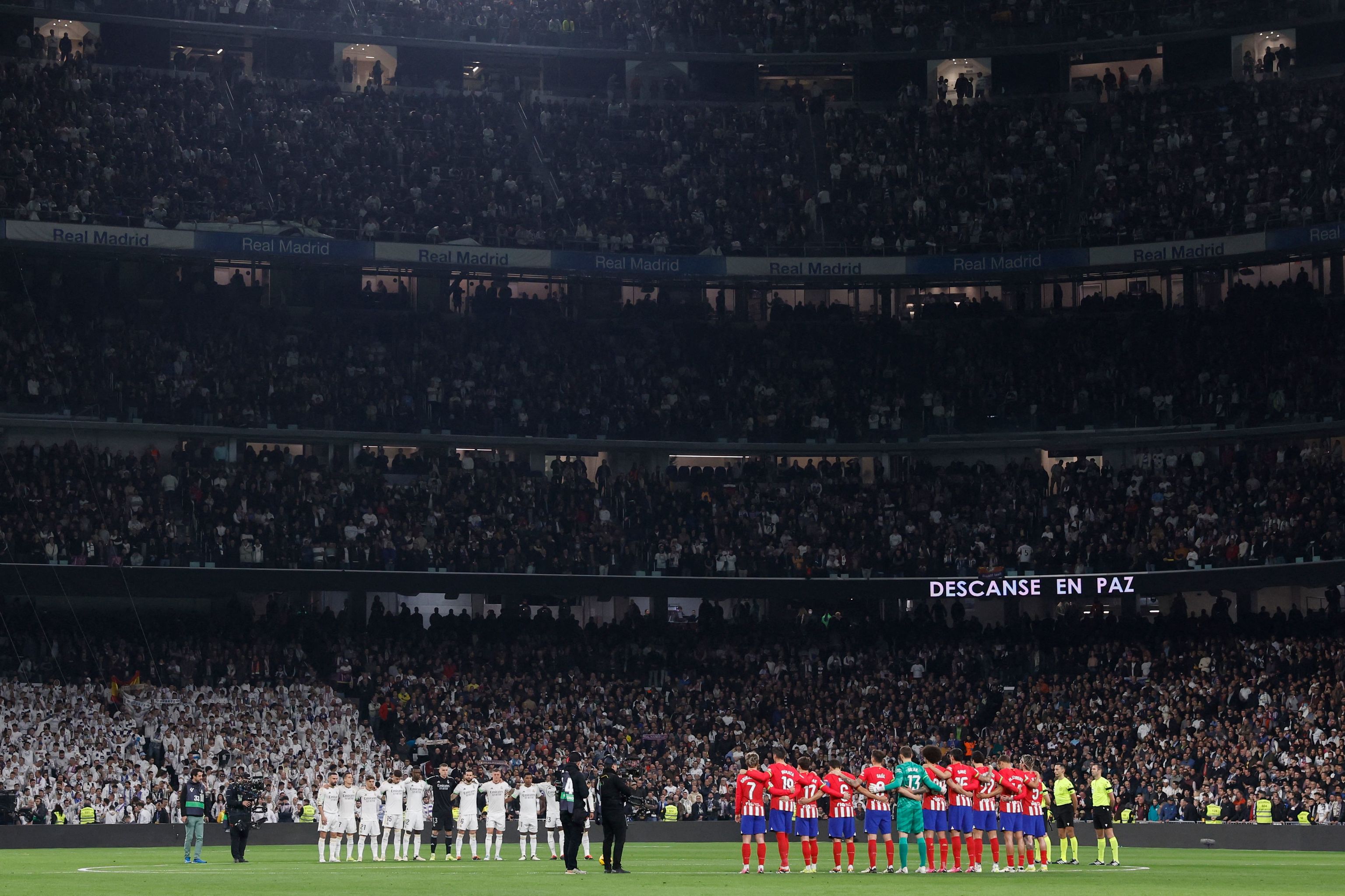 Real Madrid y Atlético, antes del derbi en el Bernabéu.