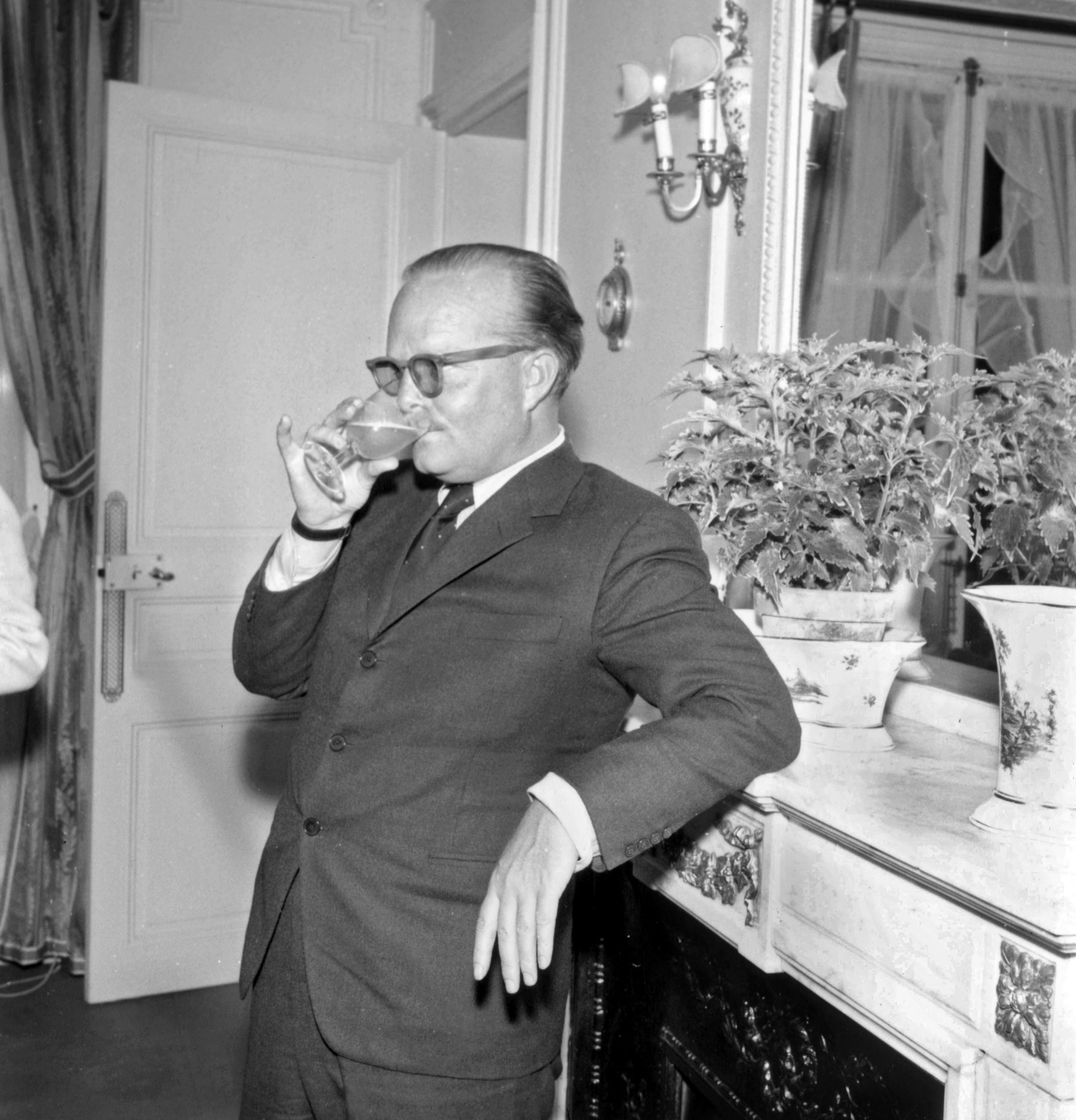 El escritor, en su habitación del hotel Ritz de París, en 1966.