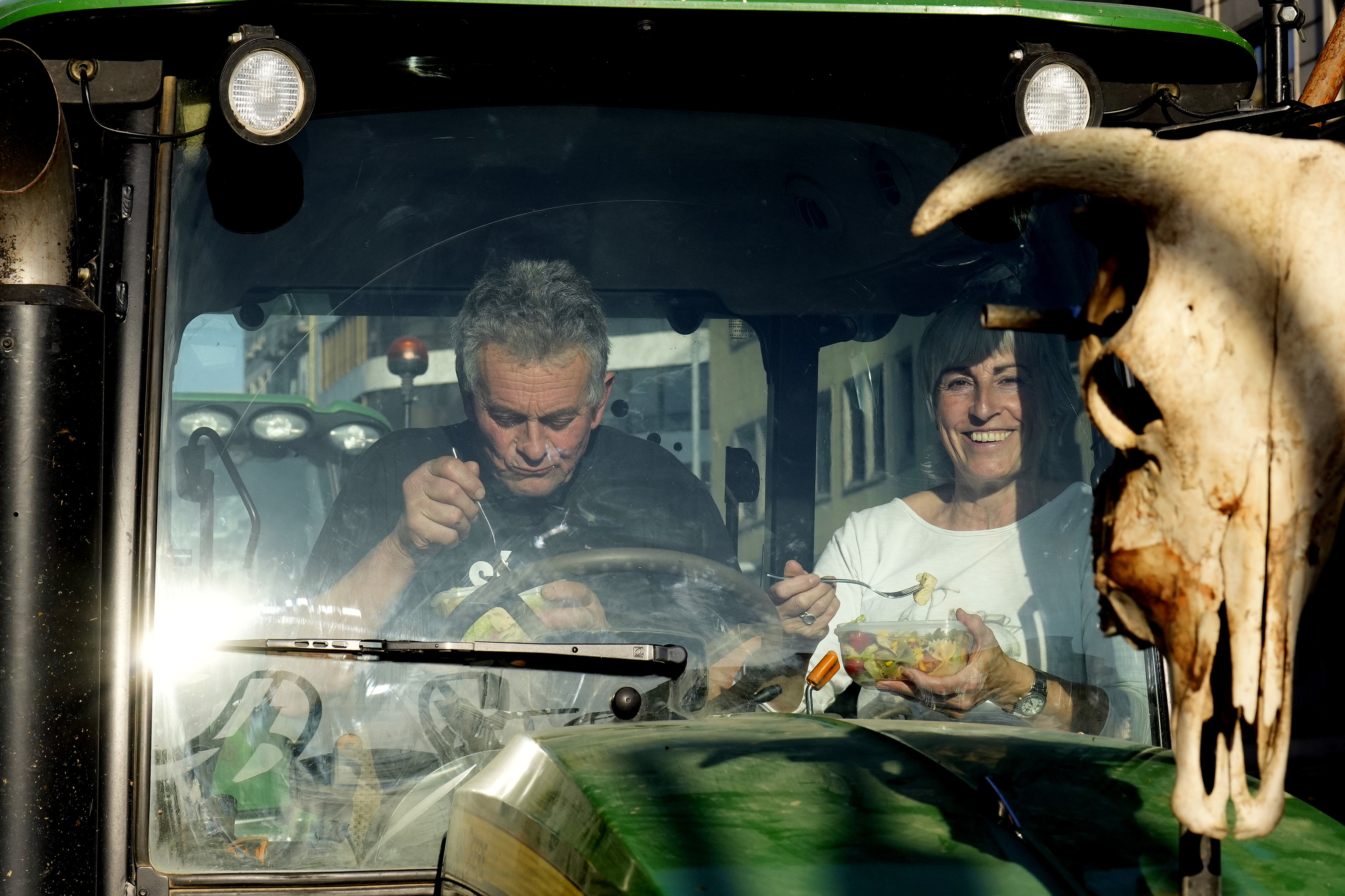 Una pareja de agricultores en la cabina de su tractor ayer, en el centro de Barcelona
