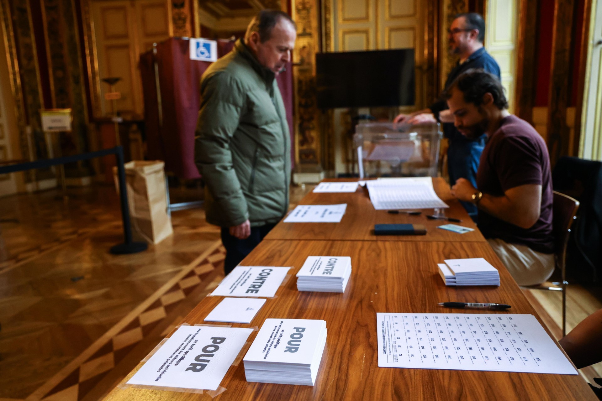 Un ciudadano vota el 4 de febrero en el referéndum sobre las tarifas de aparcamiento de los SUV en París