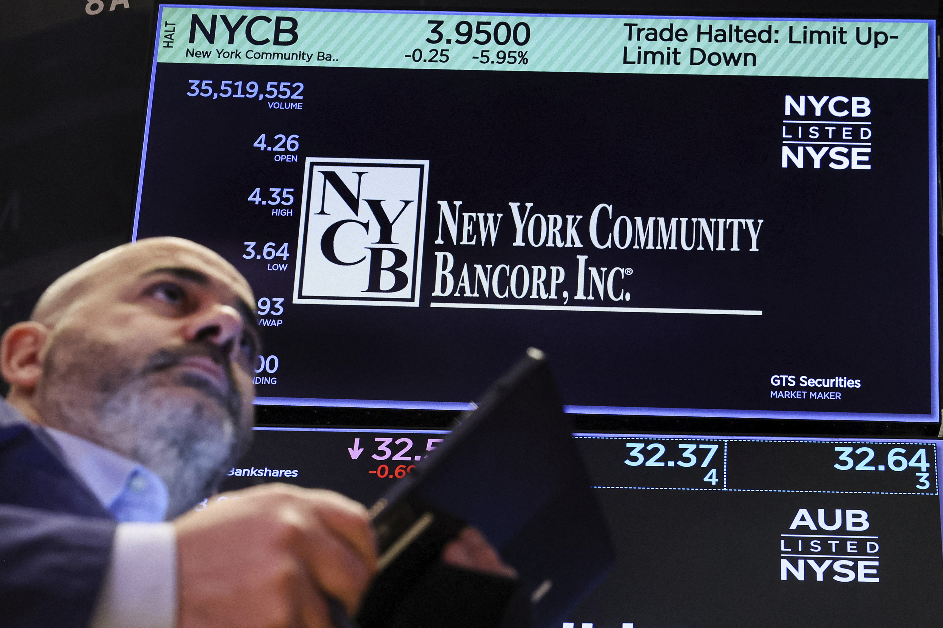 Un 'trader' sigue la cotización de NYCB en la bolsa.
