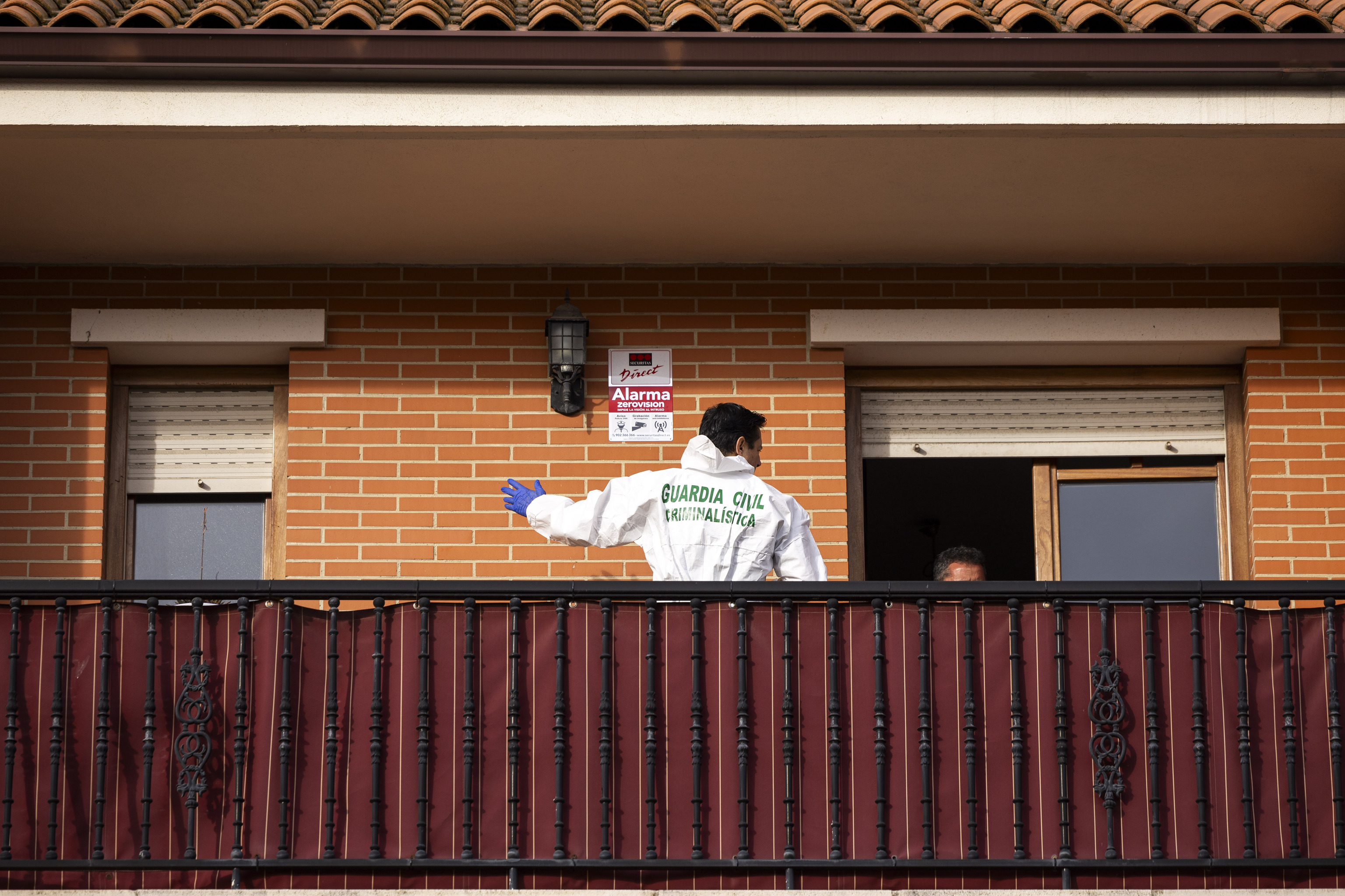 Agentes de criminalística de la Guardia Civil realizan inspecciones en la vivienda donde se cometió el homicidio.