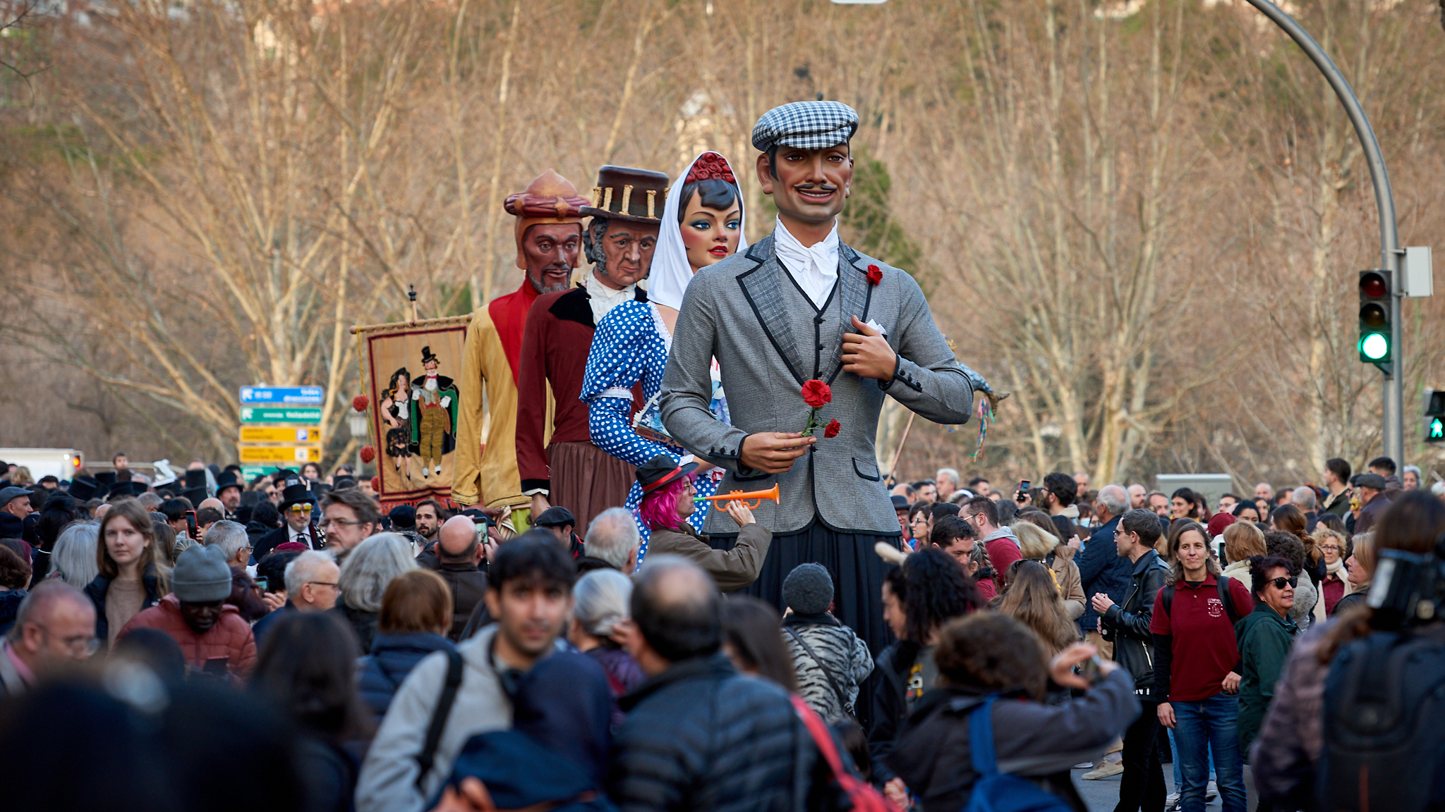 Gigantes y cabezudos en el Carnaval de Madrid.
