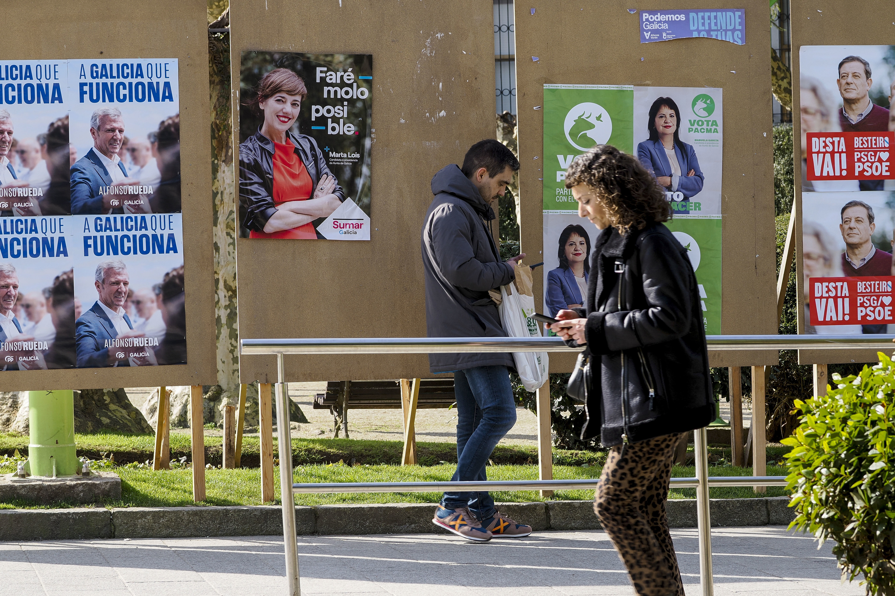Carteles electorales de la Plaza de la Constitución de Lugo.