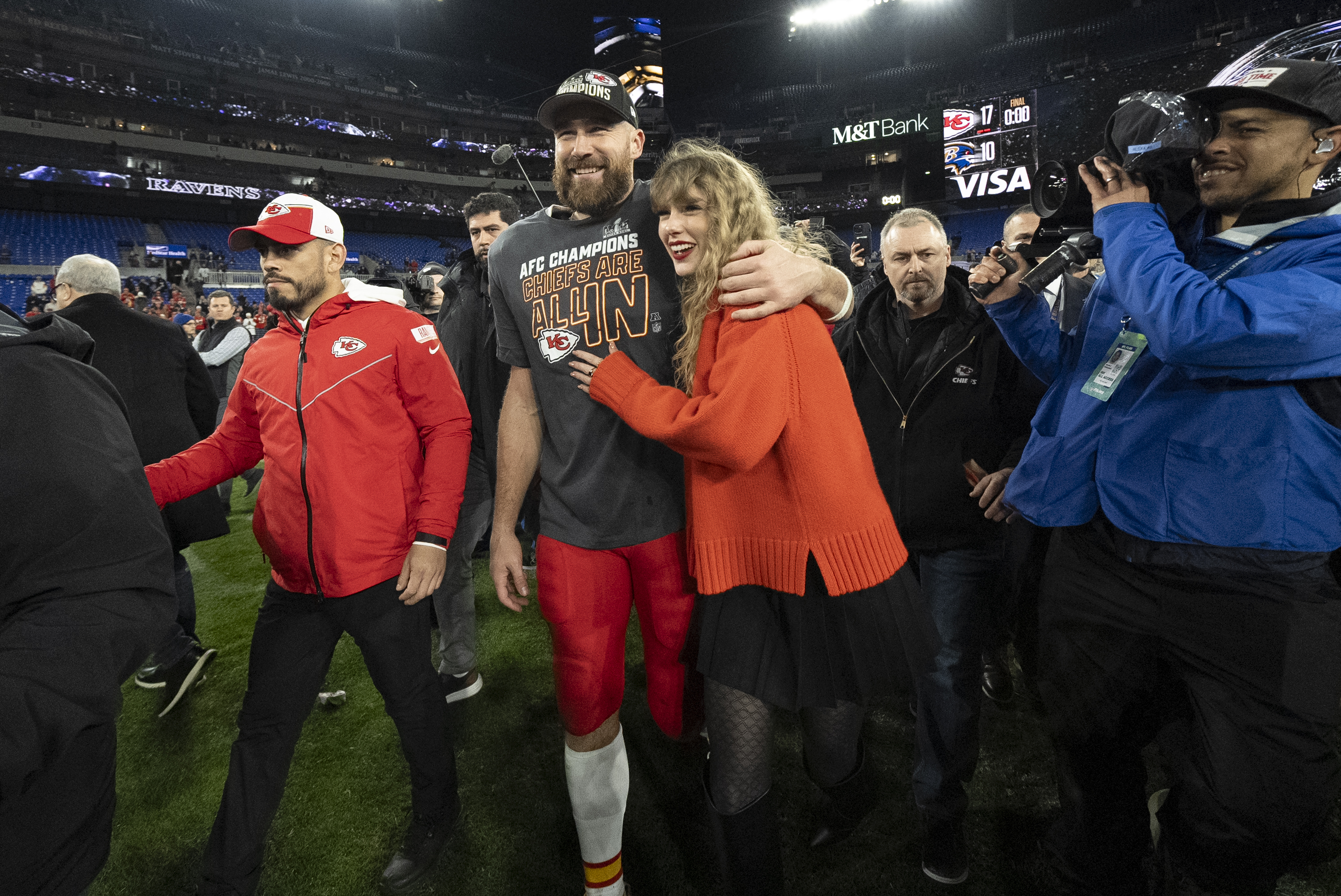 Travis Kelce y Taylor Swift festejan el pase a la Super Bowl.
