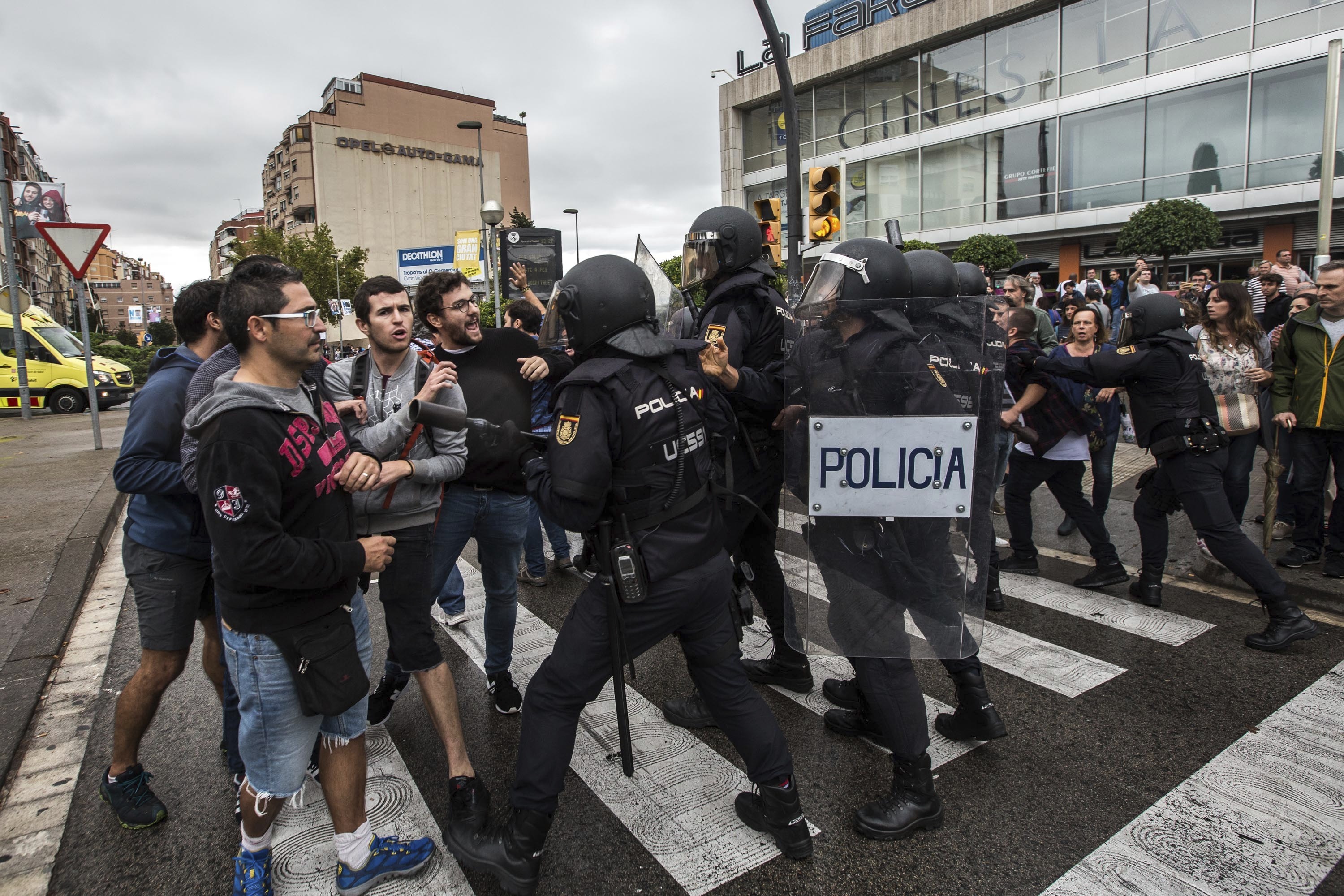 Cargas policiales contra el referéndum del 1-O, en 2017.