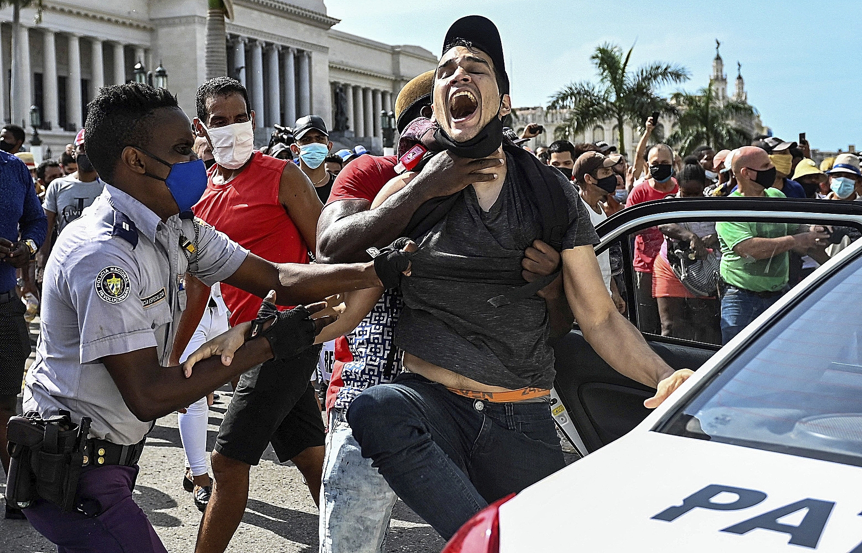 Un hombre es arrestado durante una manifestación contra el Gobierno del presidente cubano Miguel Díaz-Canel, en La Habana, el 11 de julio de 2021.