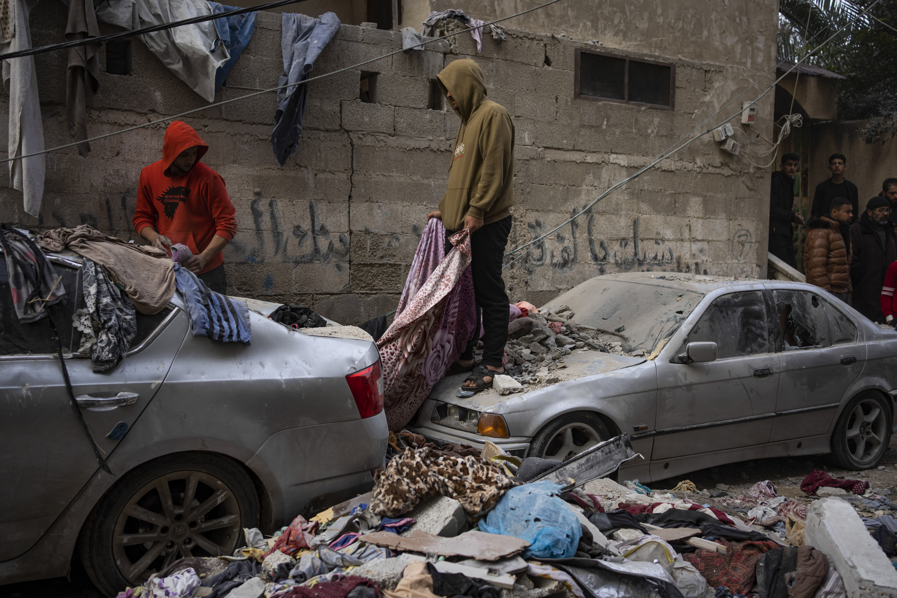 Palestinos observan la destruccin causada por un ataque areo israel en Rafah.