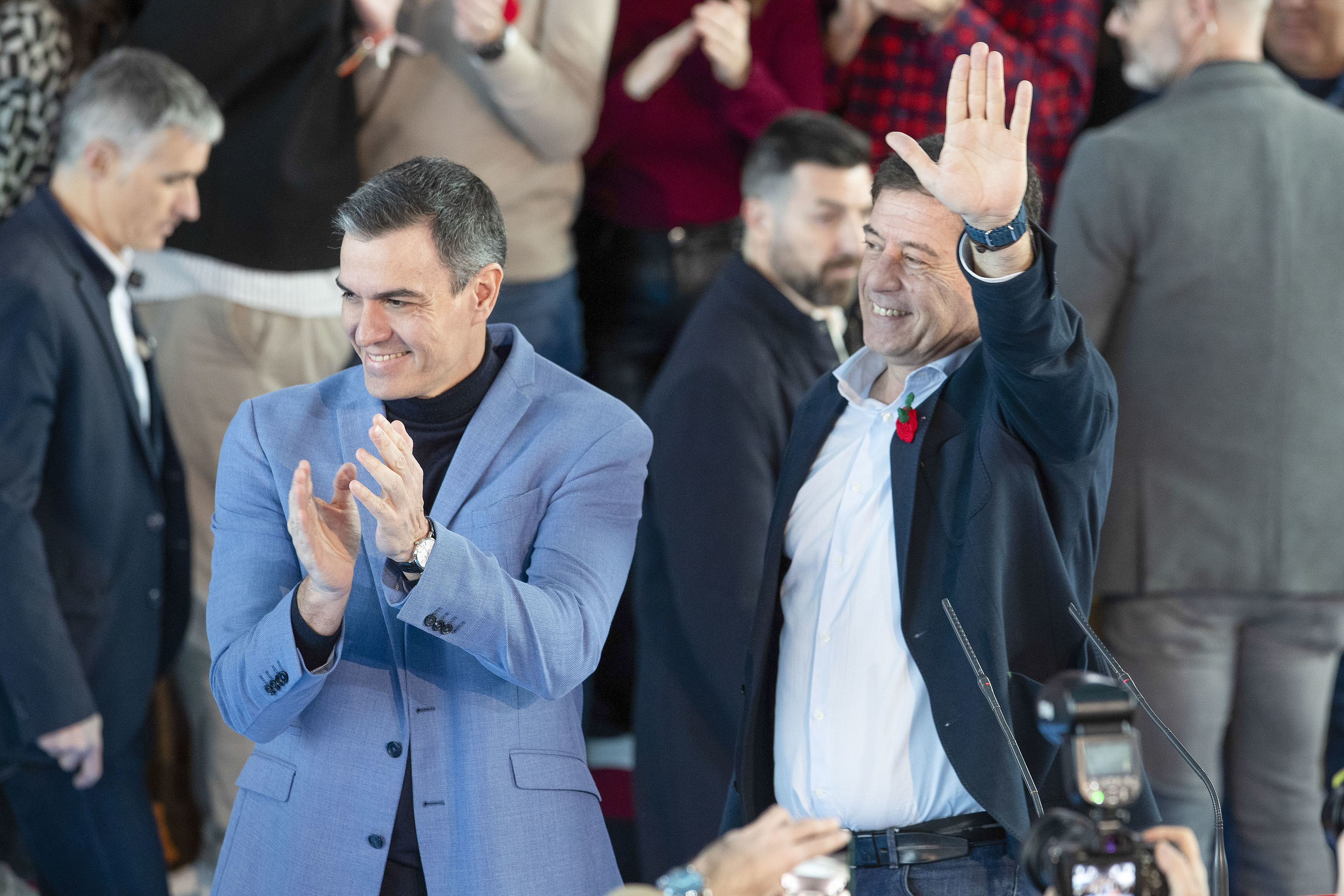 Pedro Sánchez saluda a los asistentes al mitin del PSOE junto a su candidato Jose Ramón Besteiro.