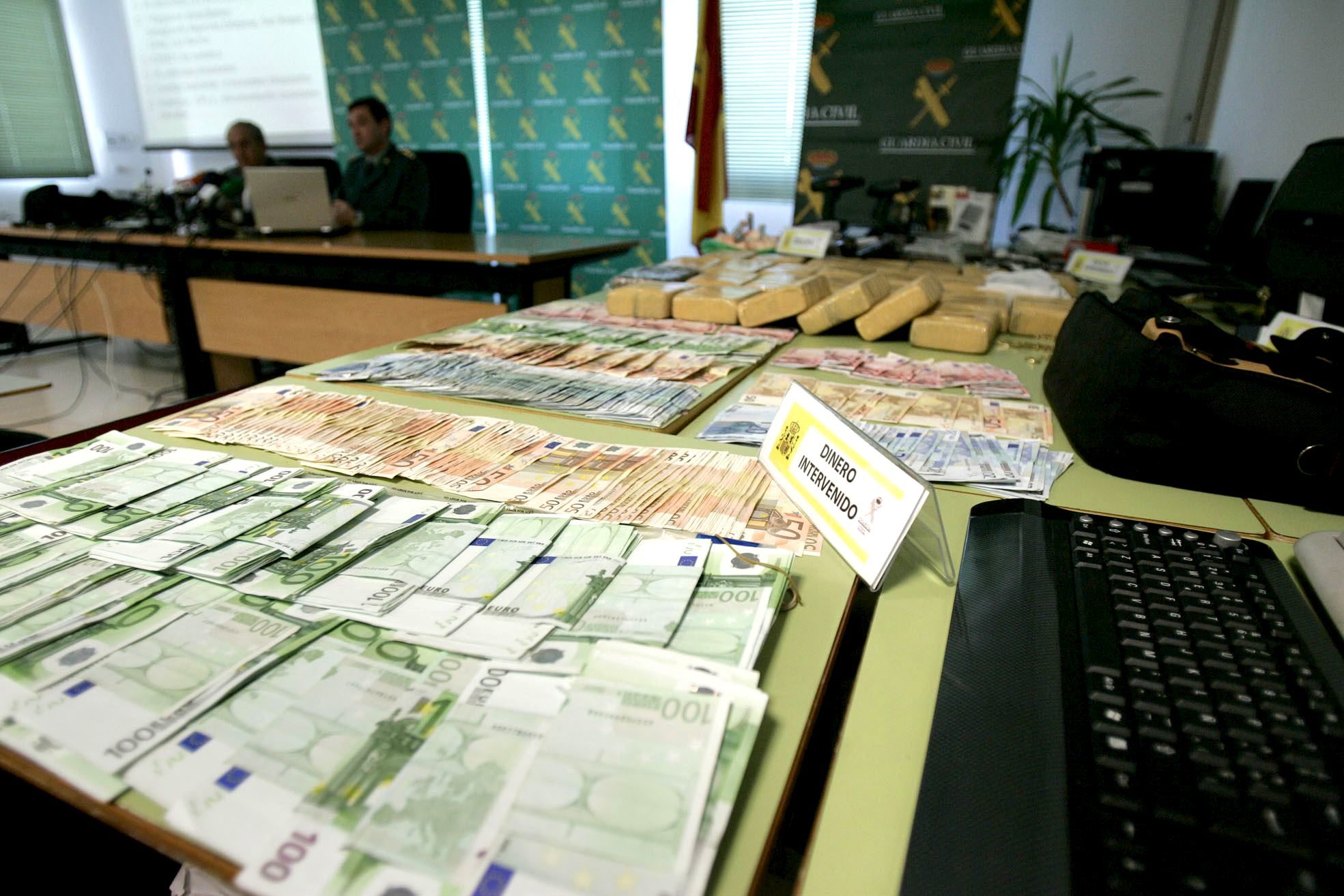 Dinero incautado por la Guardia Civil tras desmantelar una red de tráfico de cocaína en Algeciras.