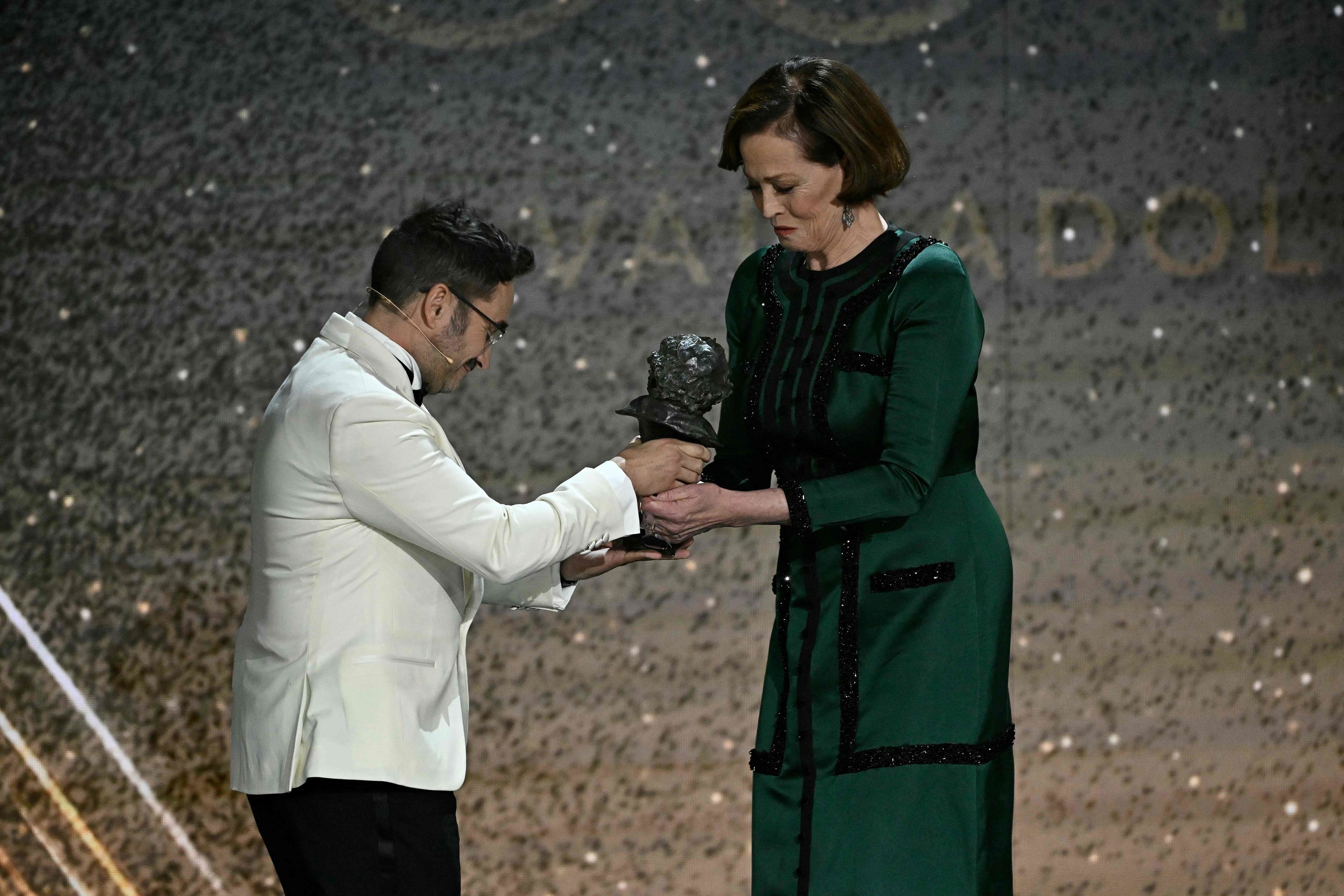 Sigourney Weaver recoge su Goya de honor de manos de Juan Antonio Bayona.