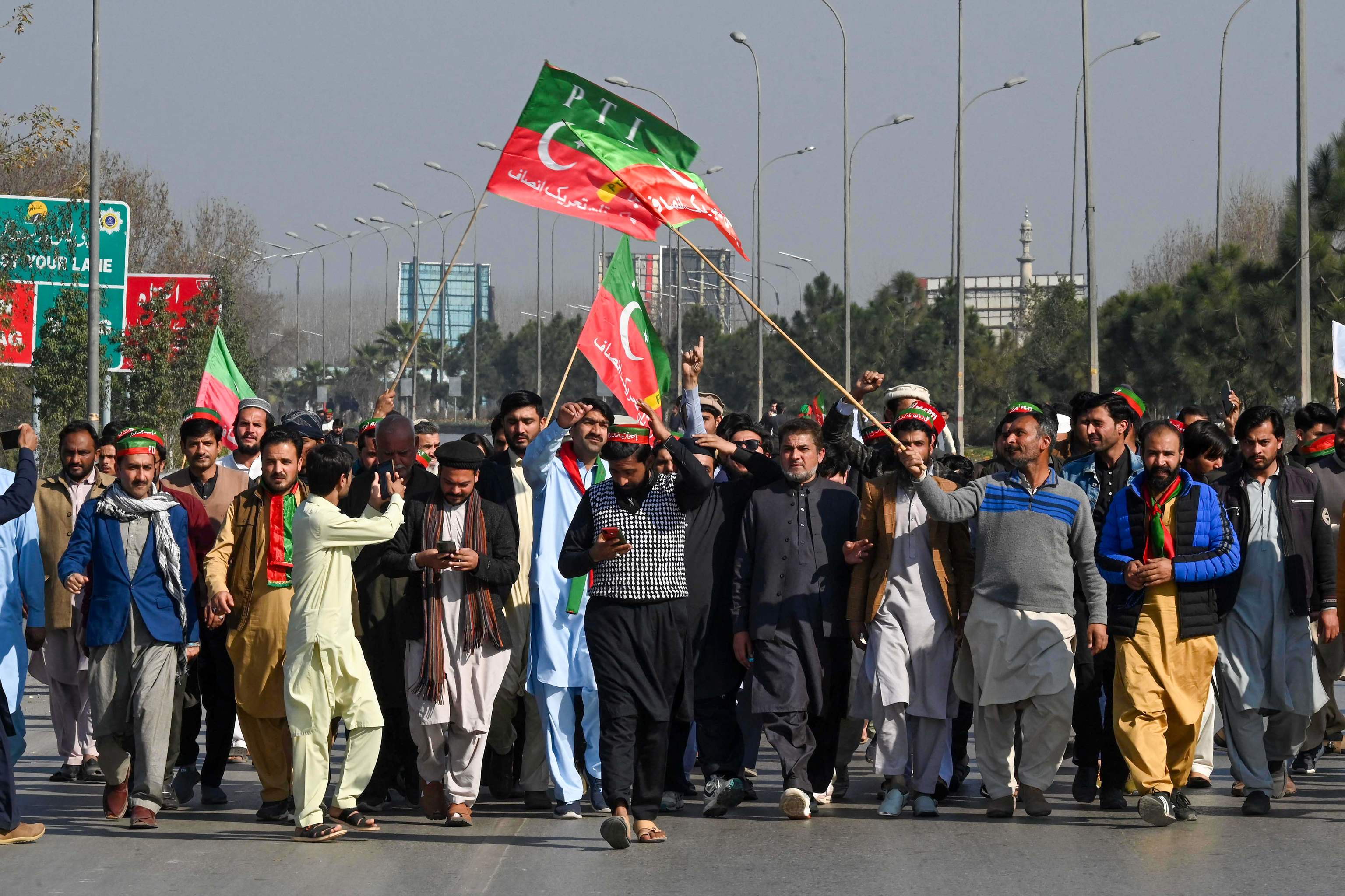 Partidarios del se  concentran en una autopista de Islambad, Pakistn.