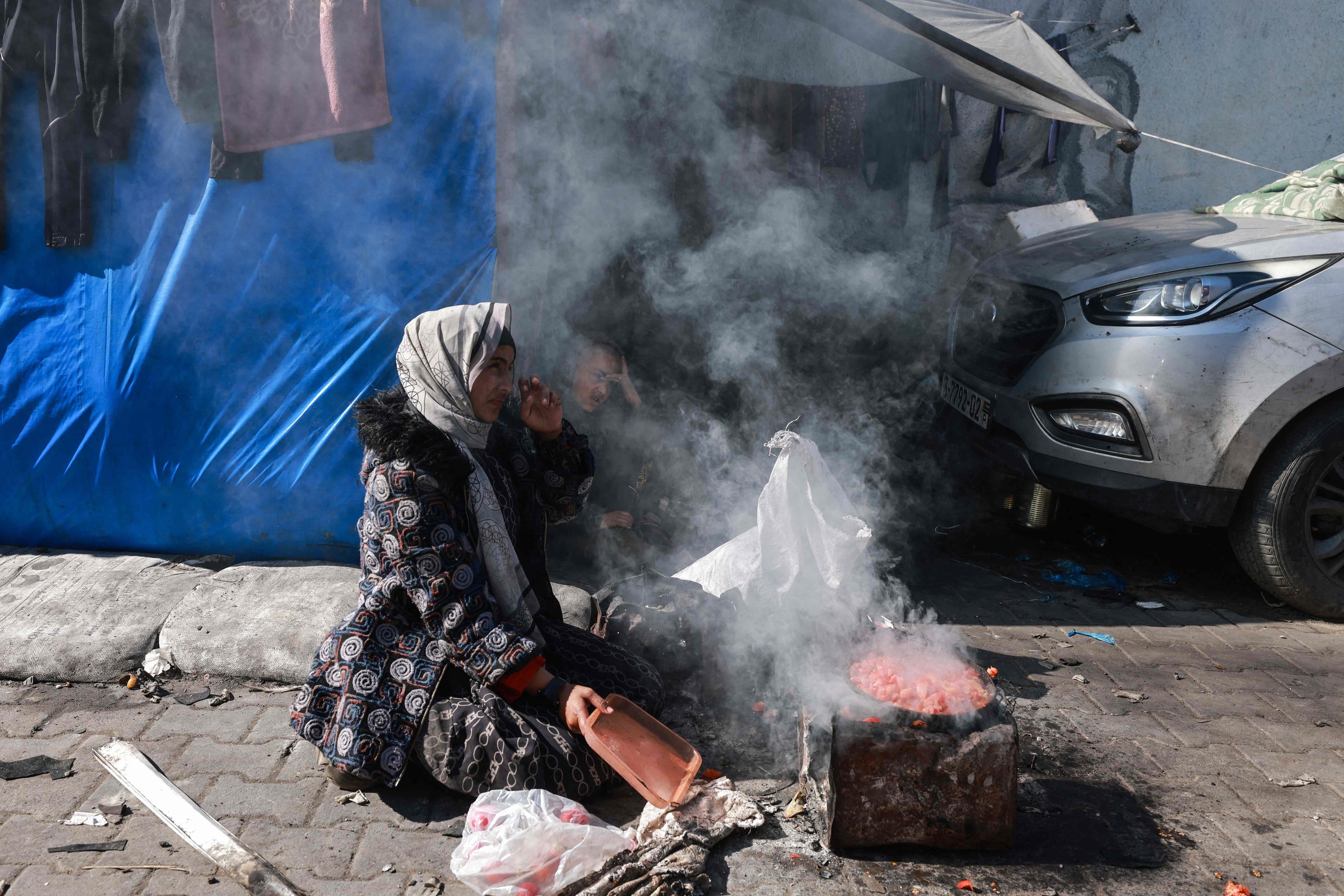 Una mujer palestina desplazada prepara la comida en Rafah.