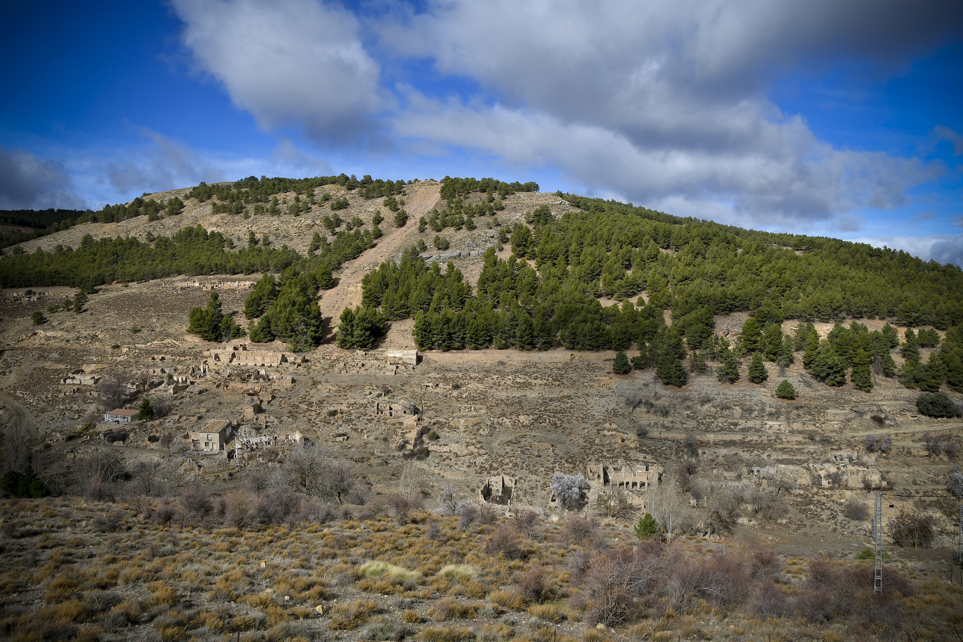 Vista general del antiguo poblado minero de Menas de Ser