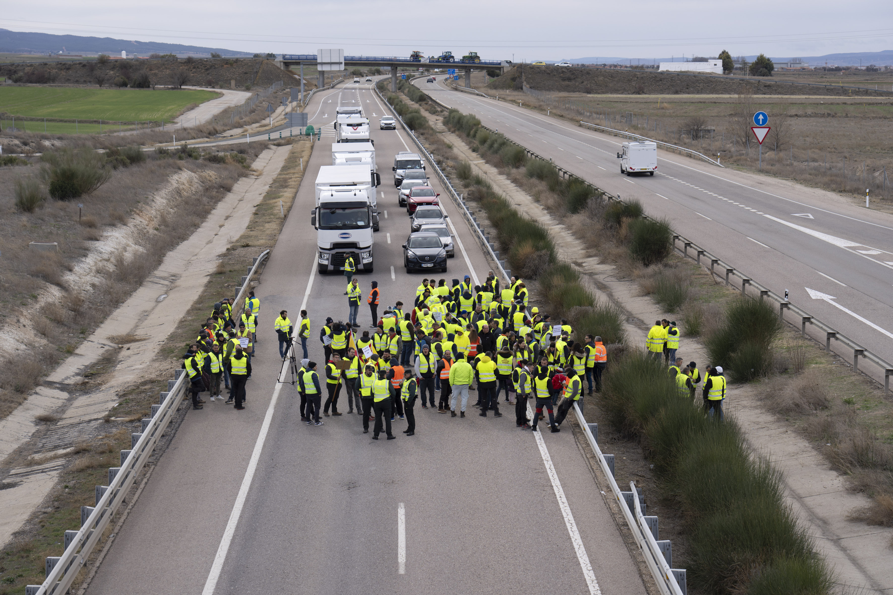 Vista de la protesta de los agricultores que cortó el domingo la autovía A23 en Calamocha (Teruel).