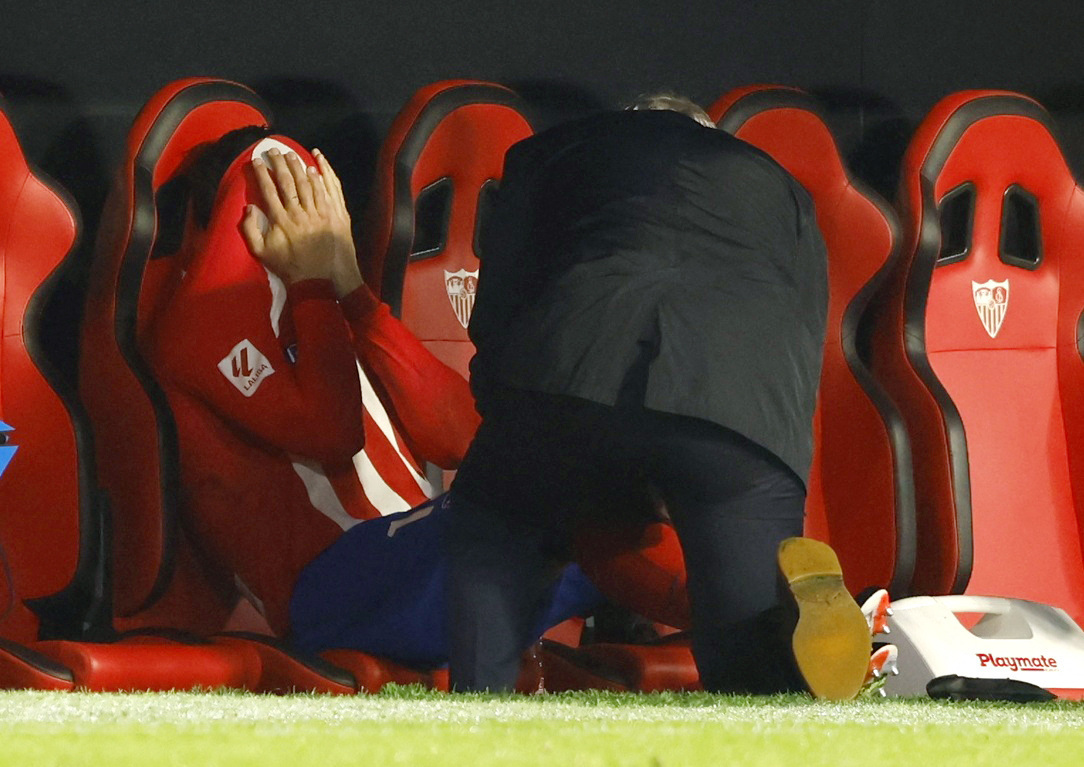 Morata, dolorido en el banquillo del Sánchez-Pizjuán.