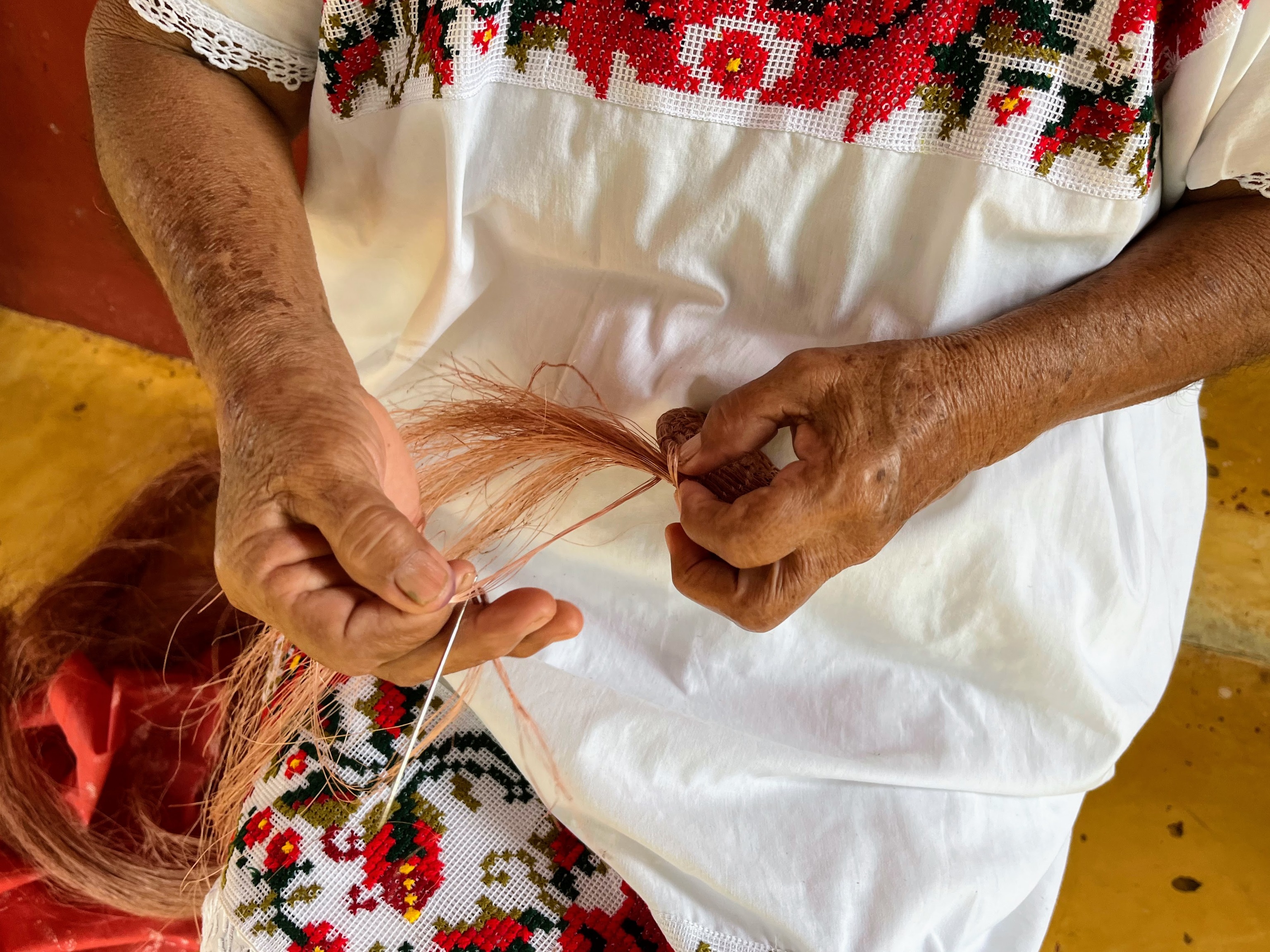 Una artesana maya trabaja con fibras de henequn.