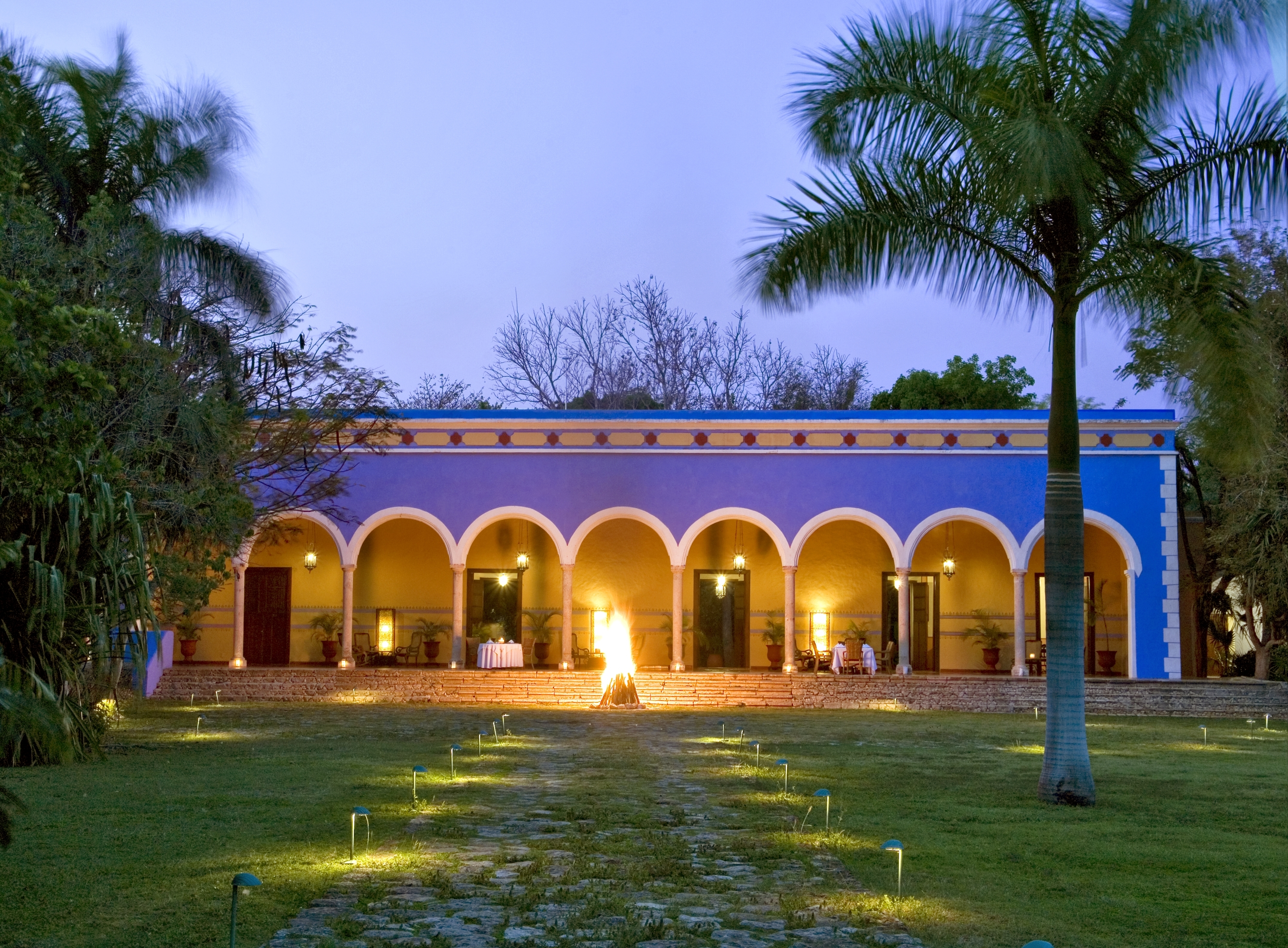 La Casa Principal azul celeste de la Hacienda Santa Rosa, una de las antiguas fincas donde se cultiv el henequn en el interior de Yucatn.