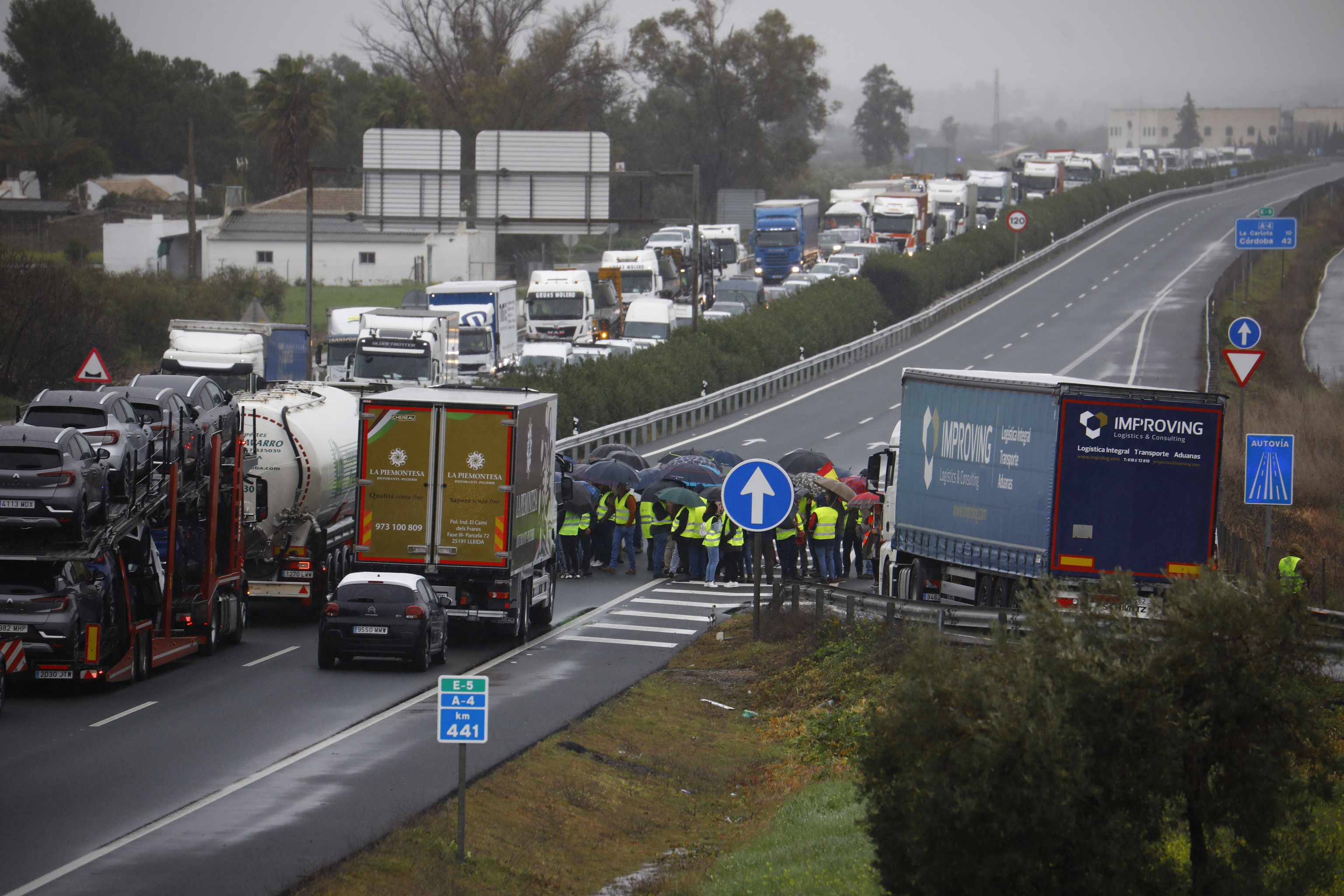 Más de un centenar de agricultores cortan una autopista el pasado viernes como protesta.