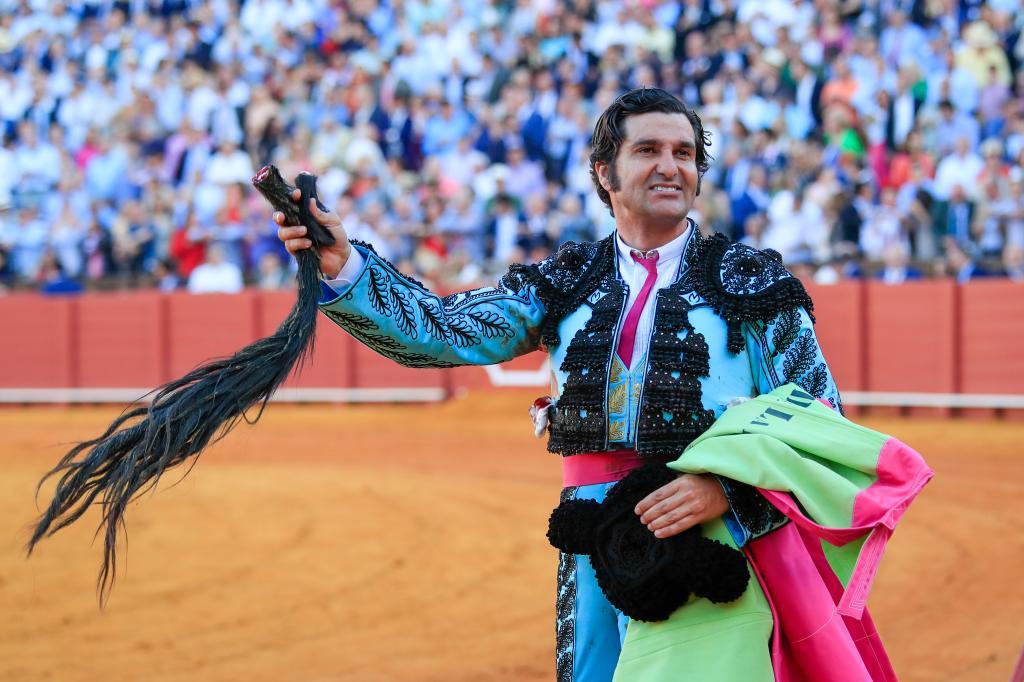 Morante pasea el histrico rabo en Sevilla el 26 de abril de 2023