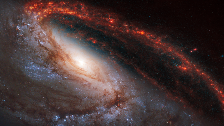 La galaxia barrada NGC3627 observada por el Webb y el Hubble.
