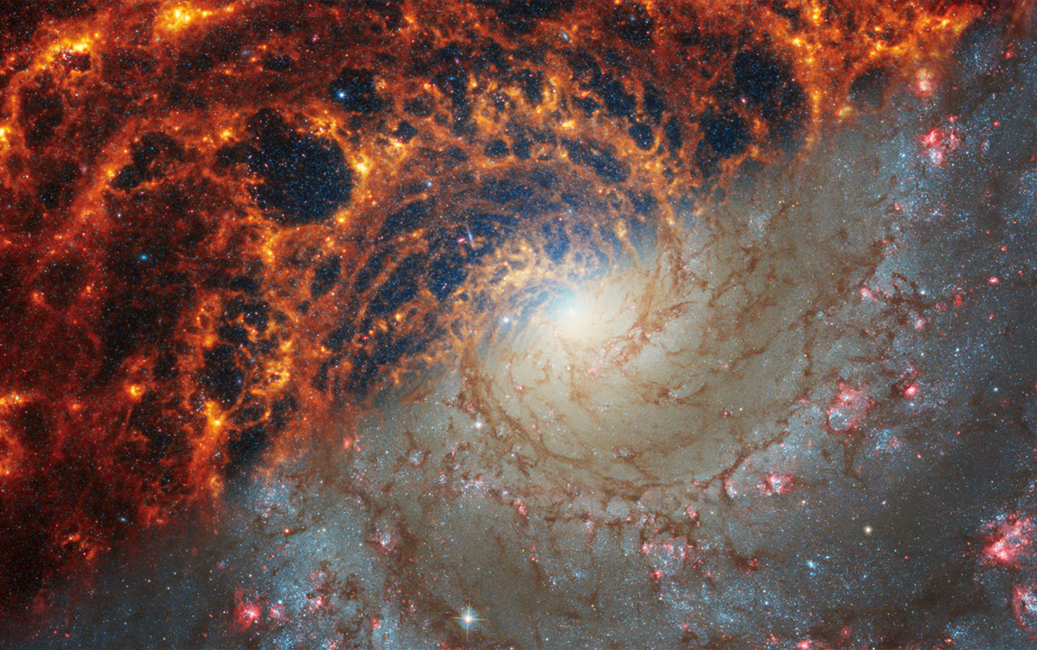 La galaxia NGC628 observada por el Webb y el Hubble.