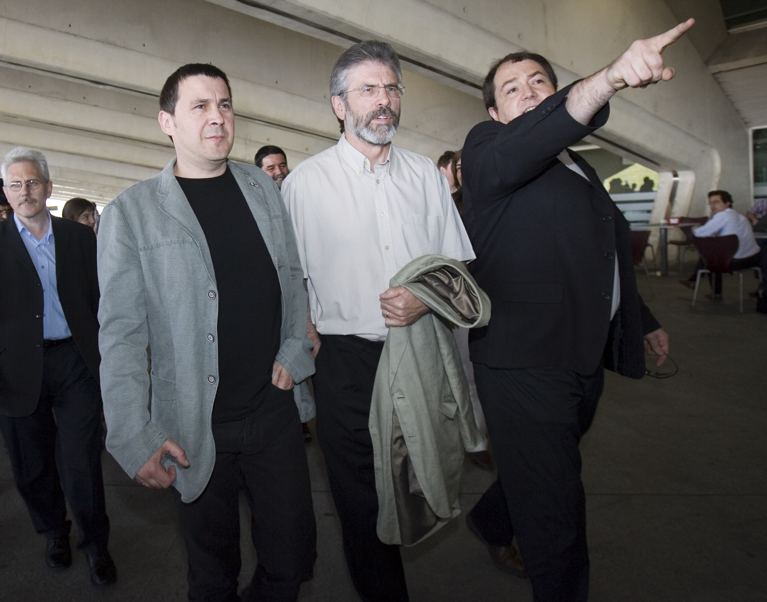 Pernando Barrena junto a Otegi y al lder del Sin Feinn  Gerry Adams en el aeropuerto de Bilbao.