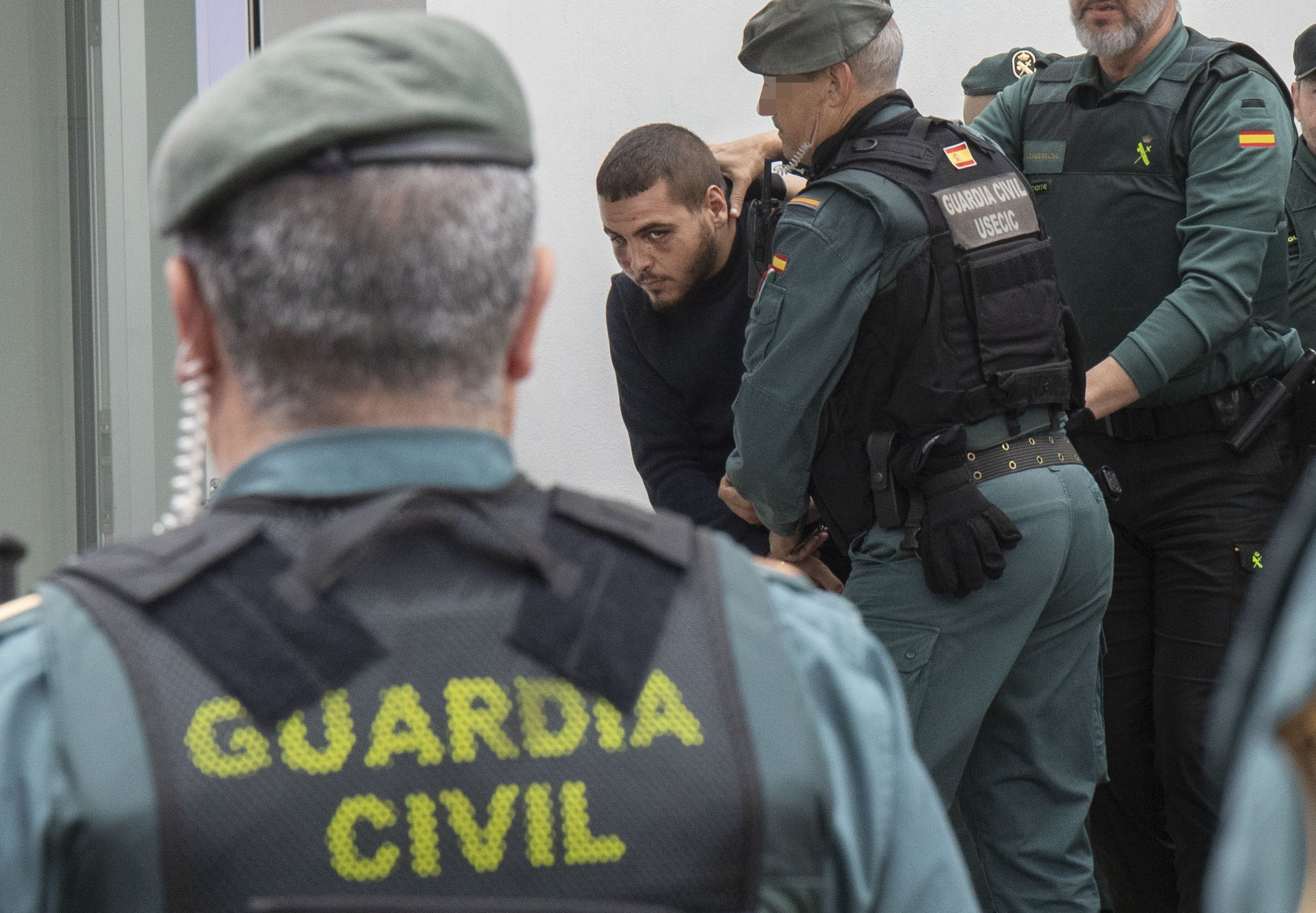 Agentes de la Guardia Civil trasladan a los juzgados de Barbate (Cdiz) a uno de los detenidos por la muerte de los guardia civiles.