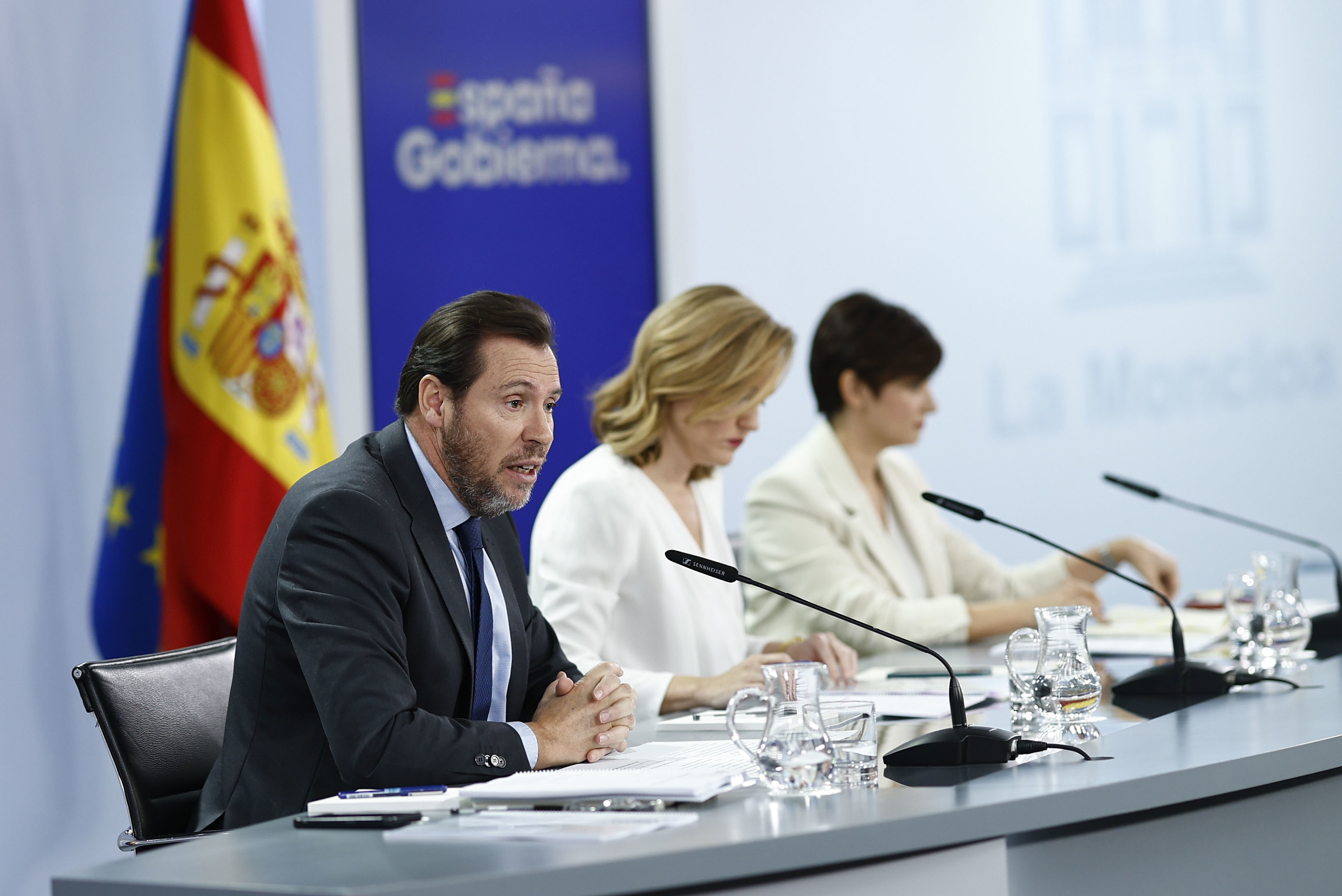 scar Puente, ministro de Transportes; Pilar Alegra, ministra portavoz; e Isabel Rodrguez, ministra de Vivienda