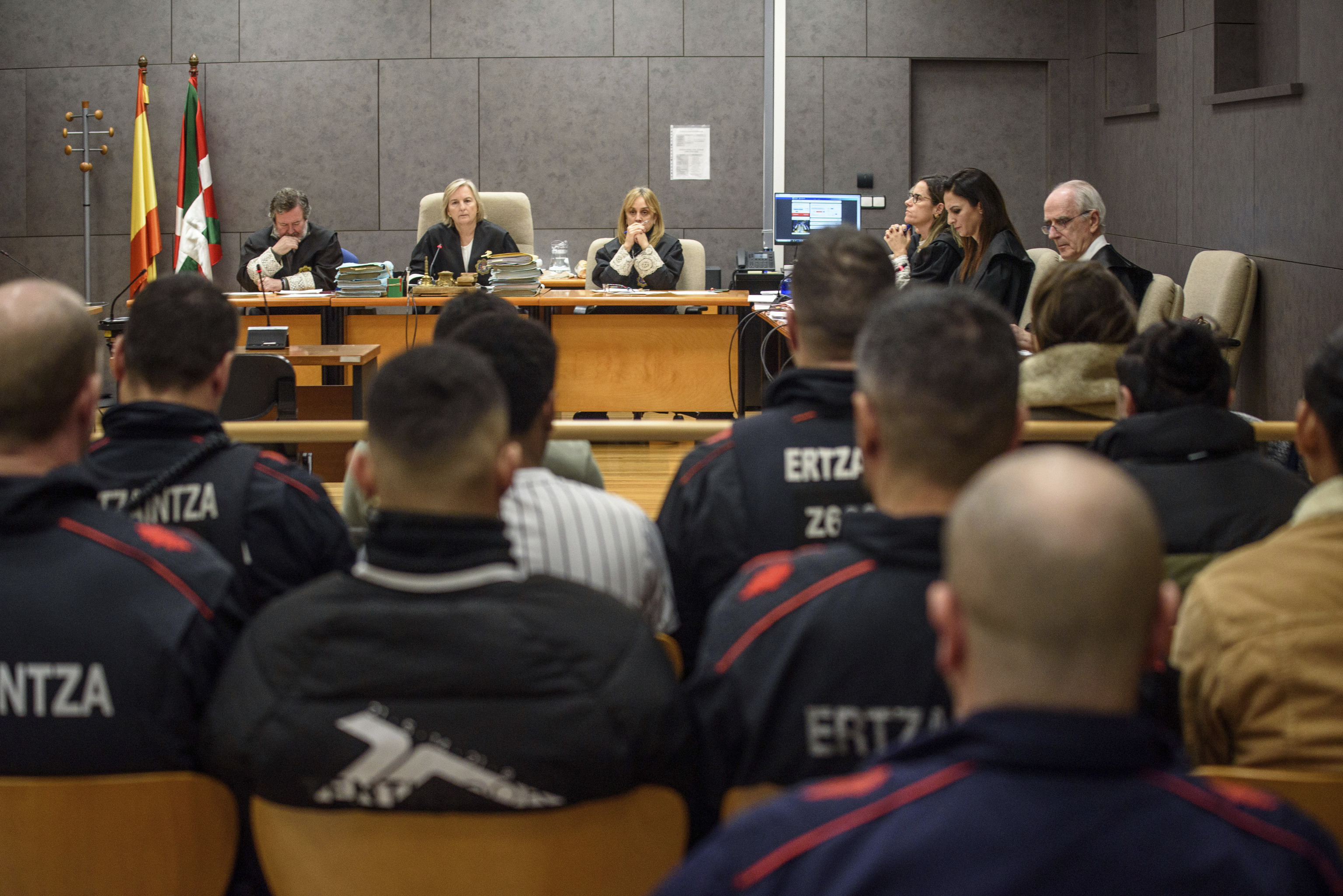El tribunal observa a los siete acusados antes del inicio del juicio celebrado en el Palacio de Justicia de Bilbao.