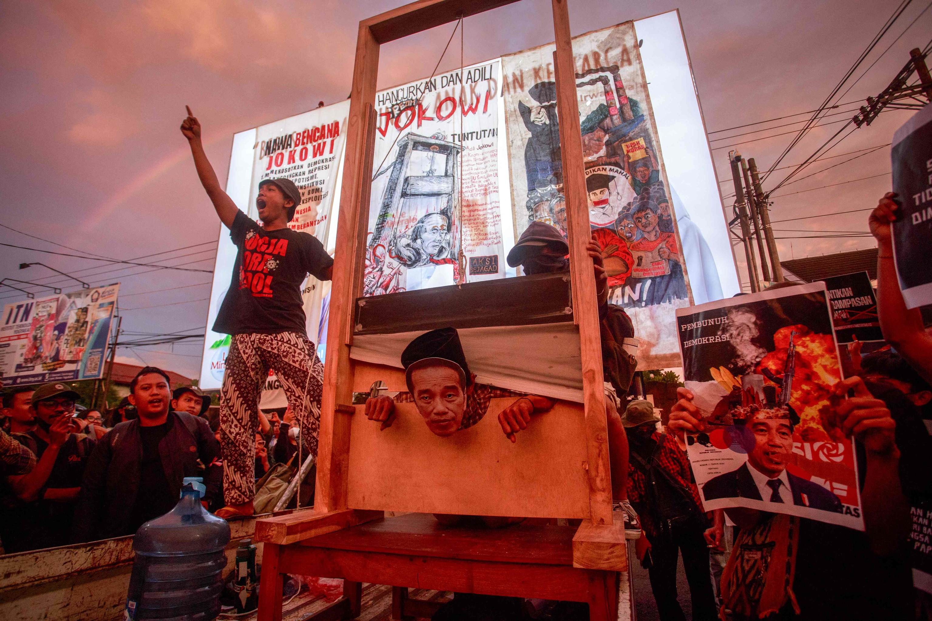 Protesta de estudiantes contra la clase poltica en Yogyakarta, este lunes, con uno e ellos con una mscara del presidente Widodo en una guillotina.