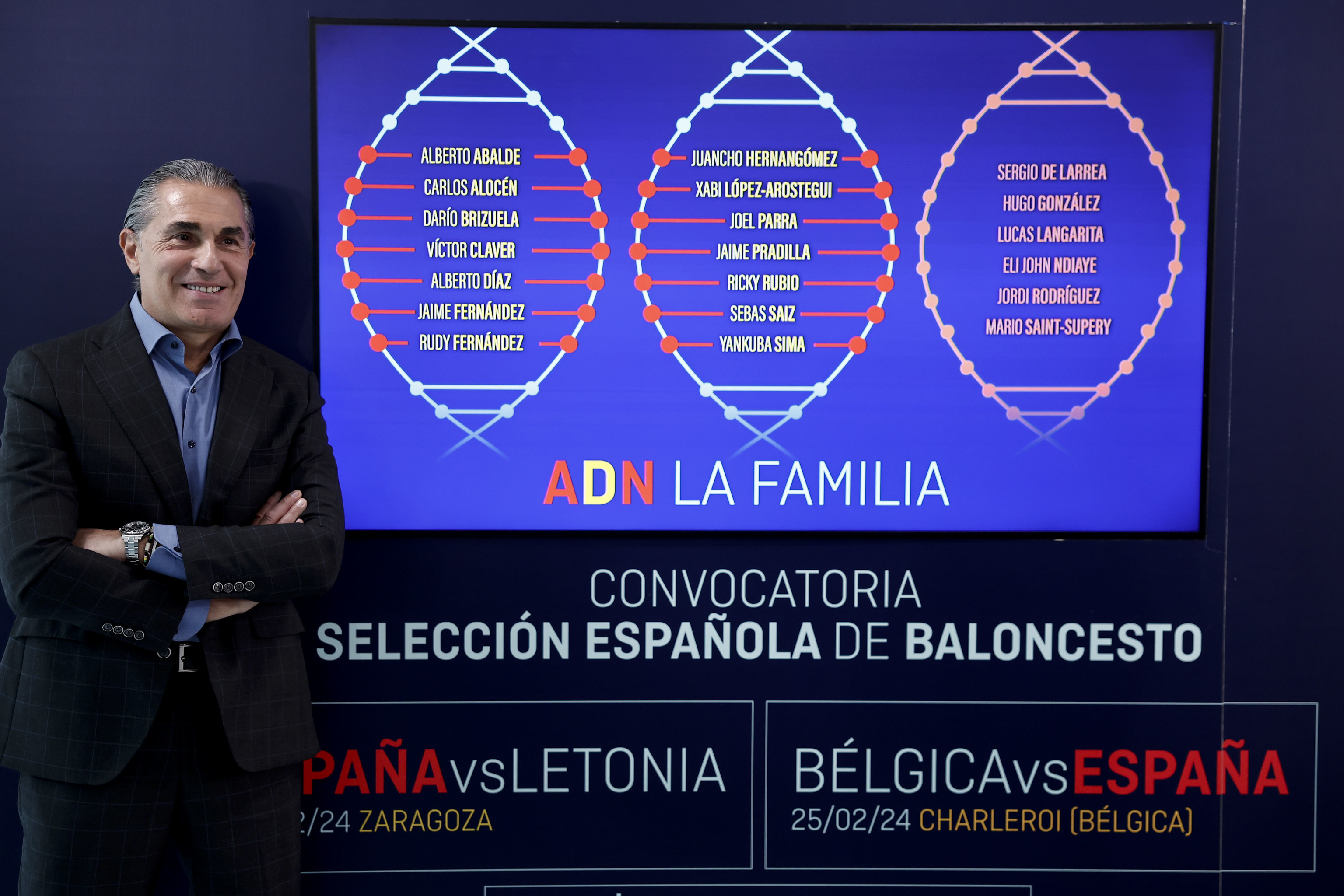Scariolo, junto a la lista de jugadores durante la presentacin, este martes en Madrid.