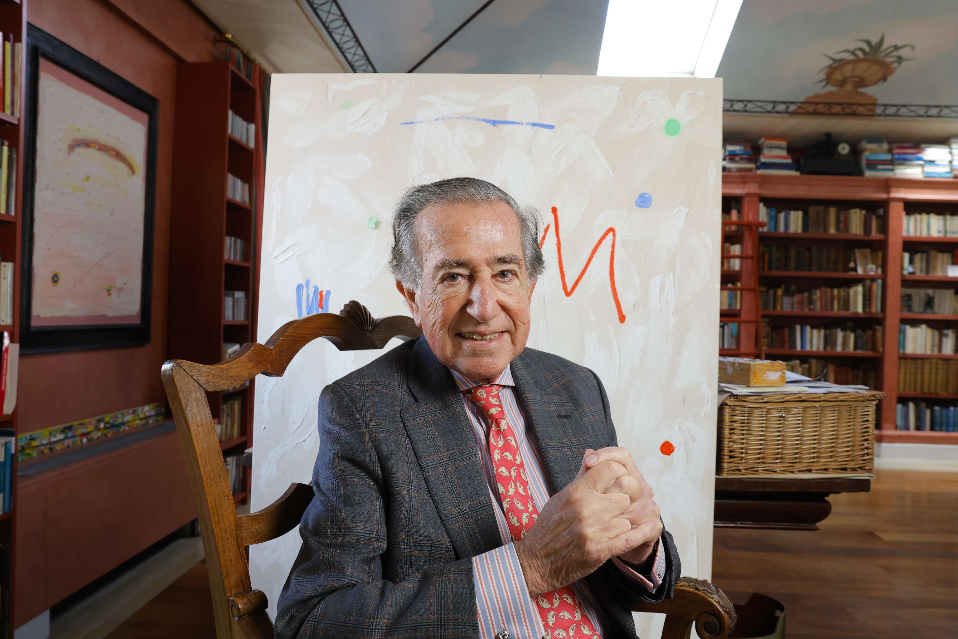 Enrique Rojas, delante de uno de sus cuadros abstractos, en su despacho de Madrid.