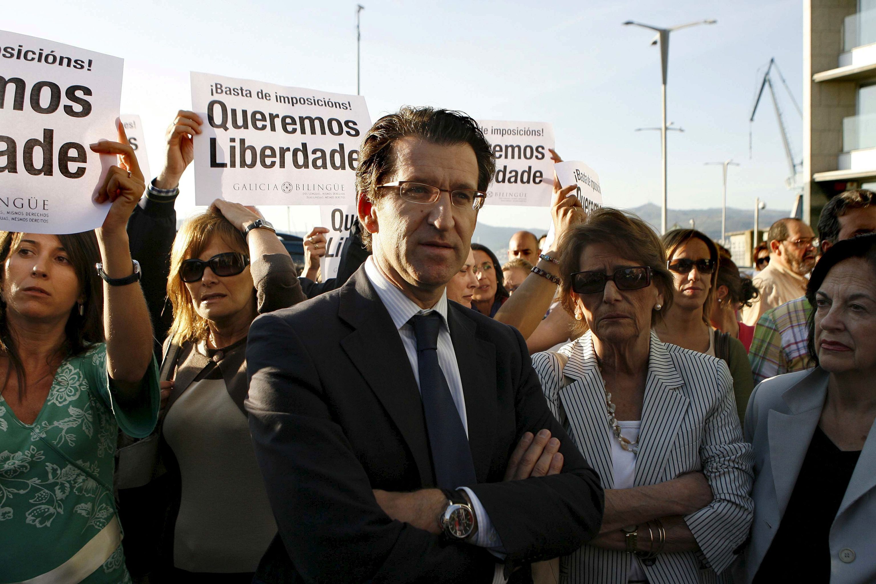 El presidente del PP, Alberto Nez Feijo, con simpatizantes de Galicia Bilinge en Vigo, en 2008.