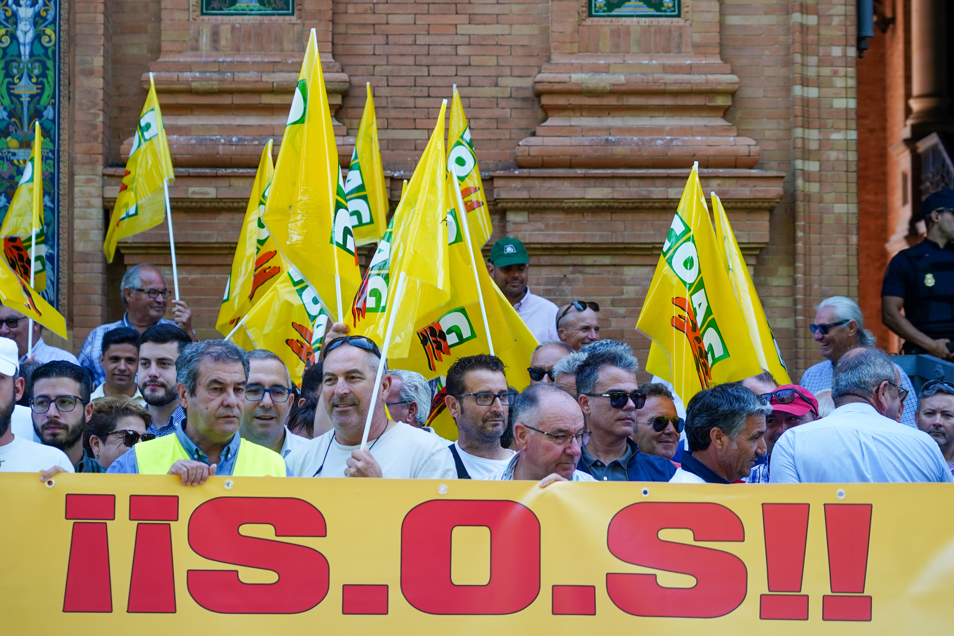 Protesta de agricultores en Sevilla reclamando soluciones a la falta de agua para sus cultivos.