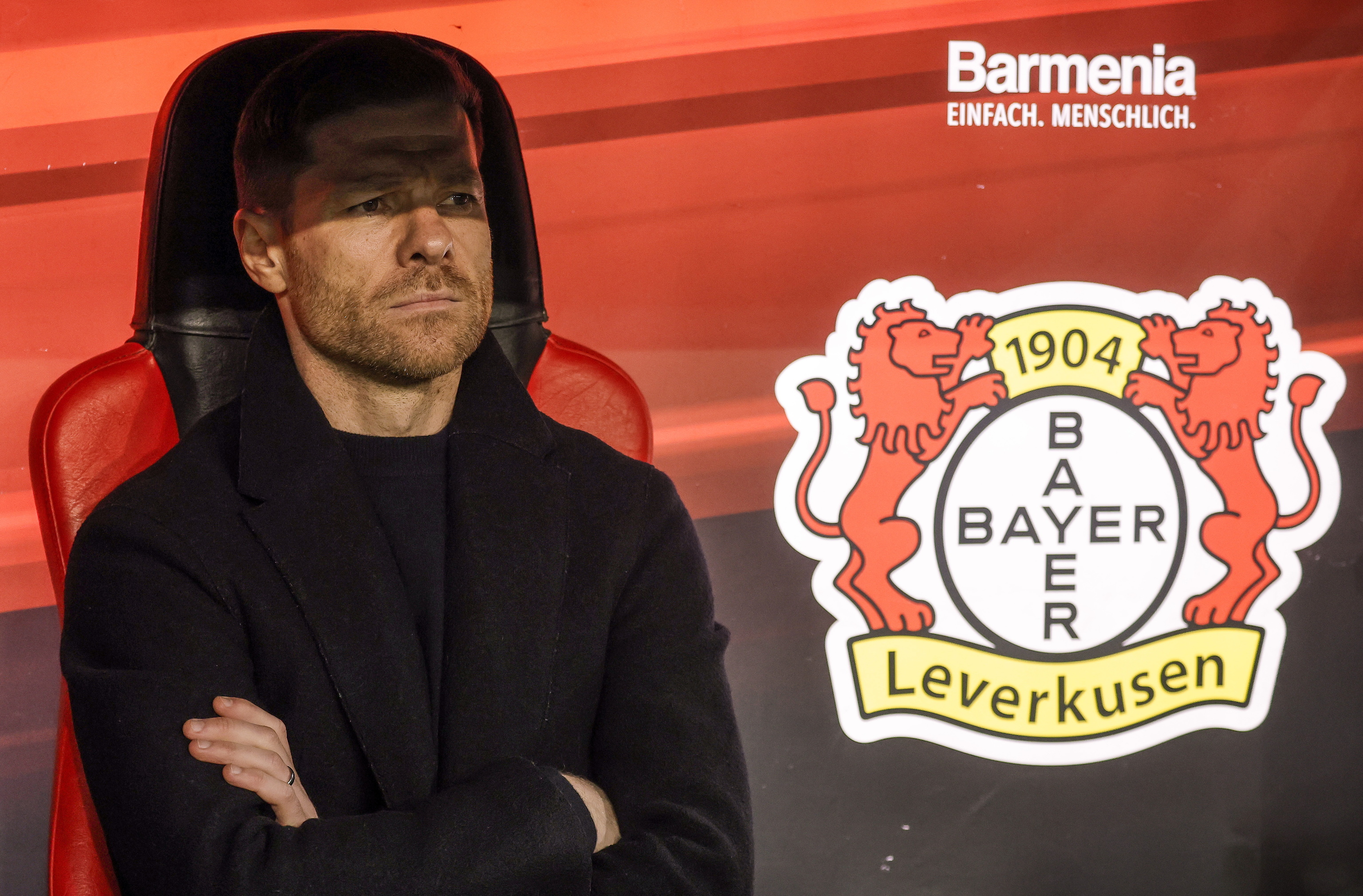 Xabi Alonso en el banquillo del Leverkusen.
