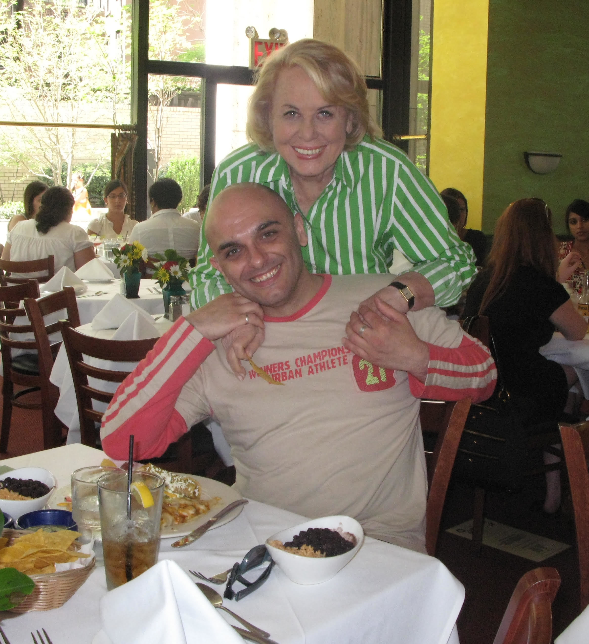 Liz Smith y Luis F. Romo en el restaurante mexicano El Ro Grande en Nueva York.