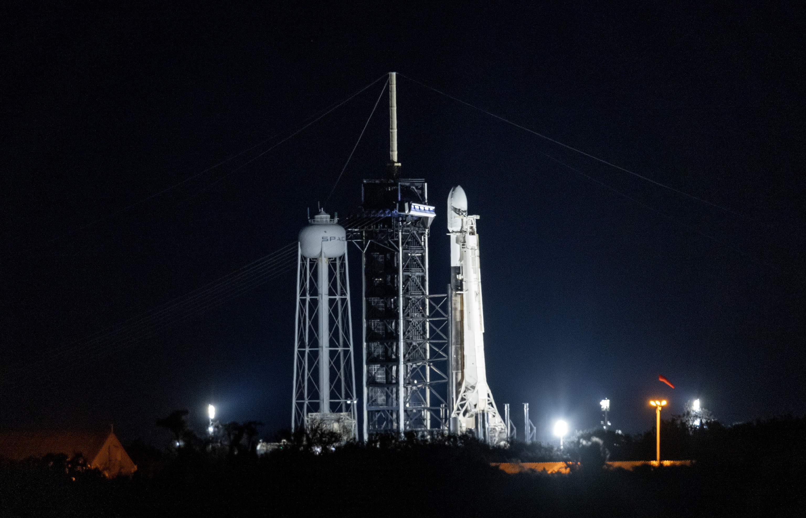 El mdulo Nova-C anexado en un cohete Falcon 9 de SpaceX, antes de despegar.