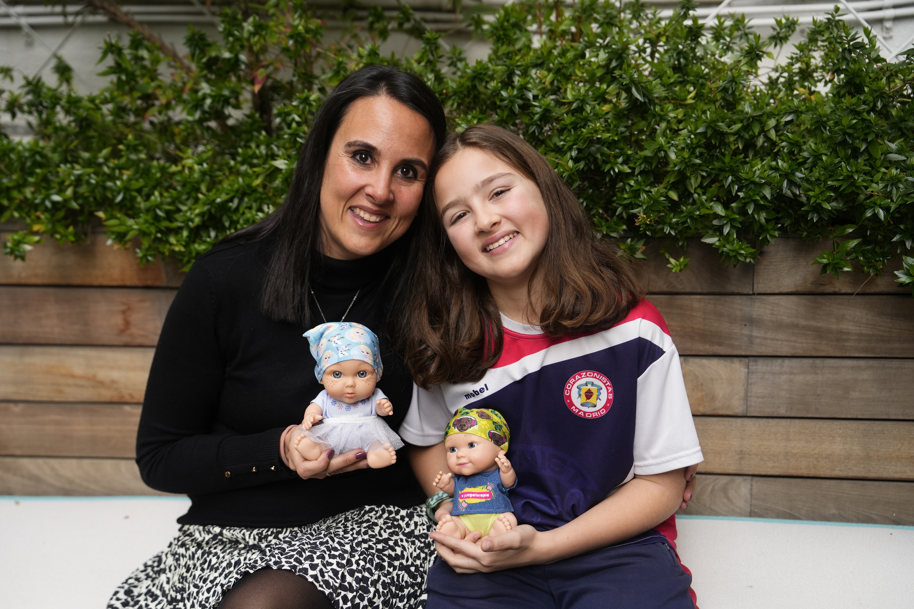 Mara y su madre Miriam, ambas con dos de los 'baby peln' con los que la Fundacin Juegaterapia ayuda a los nios con cncer.