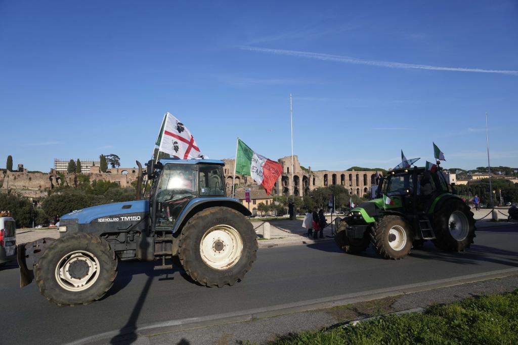 Tractores ante el Circo Máximo, en Roma