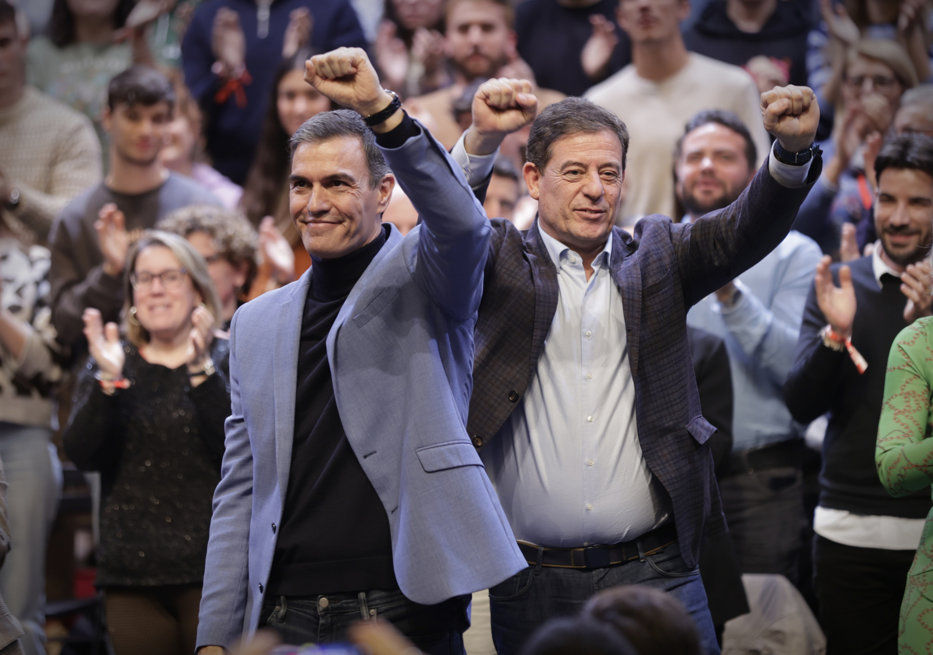 Pedro Snchez y Jos Ramn Besteiro saluda, en A Corua a los asistentes al mitin del PSOE.