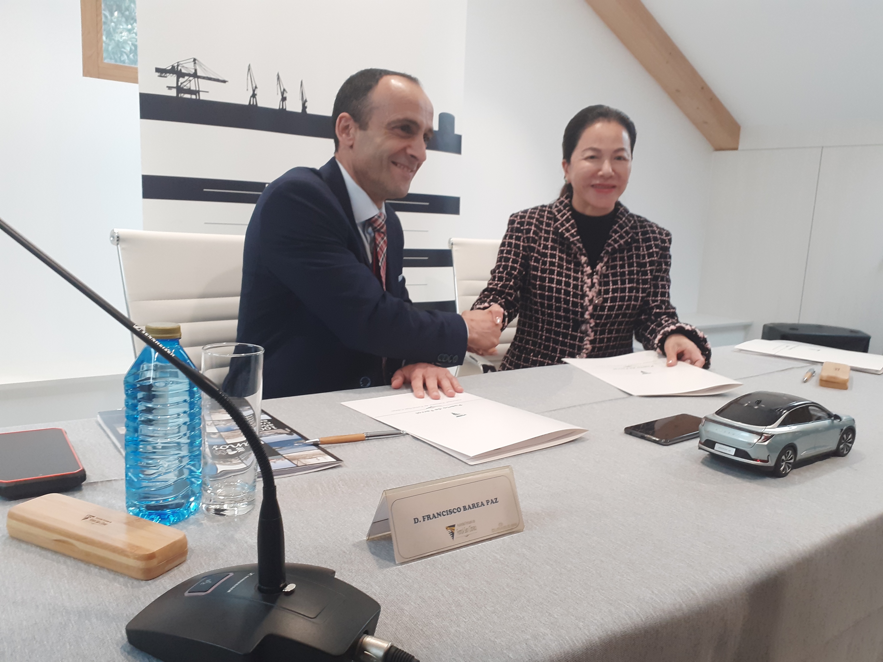 Firma del acuerdo: Francisco Barea, presidente de la Autoridad Portuaria y Zheng Fang, de BAIC