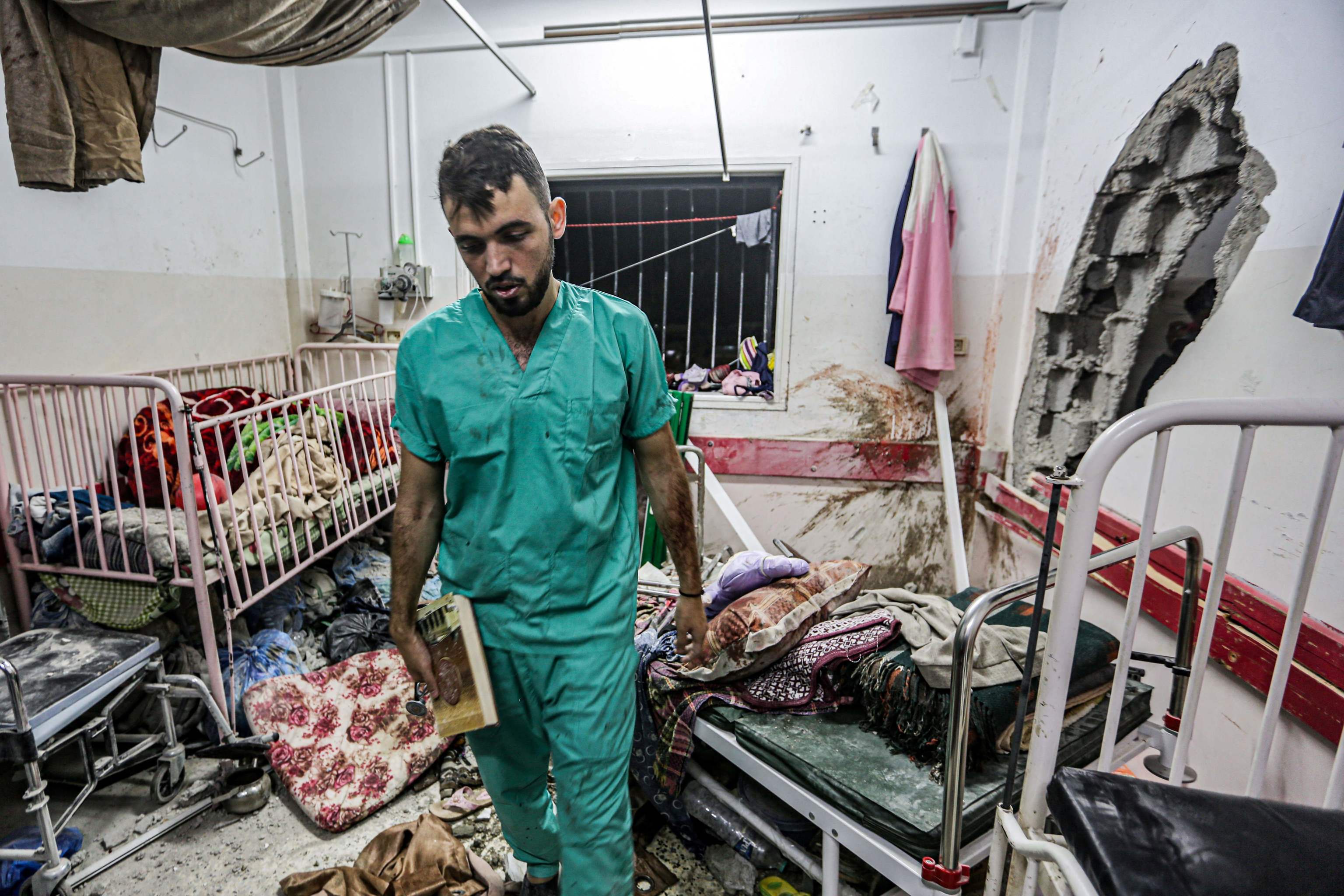 Un hombre inspecciona los daos en una habitacin tras los bombardeos israeles en el hospital Nasser en Khan Yunis, en el sur de la Franja de Gaza, el 17 de diciembre de 2023, en medio de las batallas en curso entre Israel y el grupo militante palestino Hams. Los mdicos han dado la voz de alarma en el hospital Nasser del sur de Gaza, donde una enfermera ha declarado que los francotiradores estn matando a la gente, las aguas residuales han inundado la sala de urgencias y el agua potable se ha agotado. Los combates entre soldados israeles y militantes de Hams se han producido en los alrededores del hospital Nasser, en la ciudad de Jan Yunis, en el sur de Gaza.