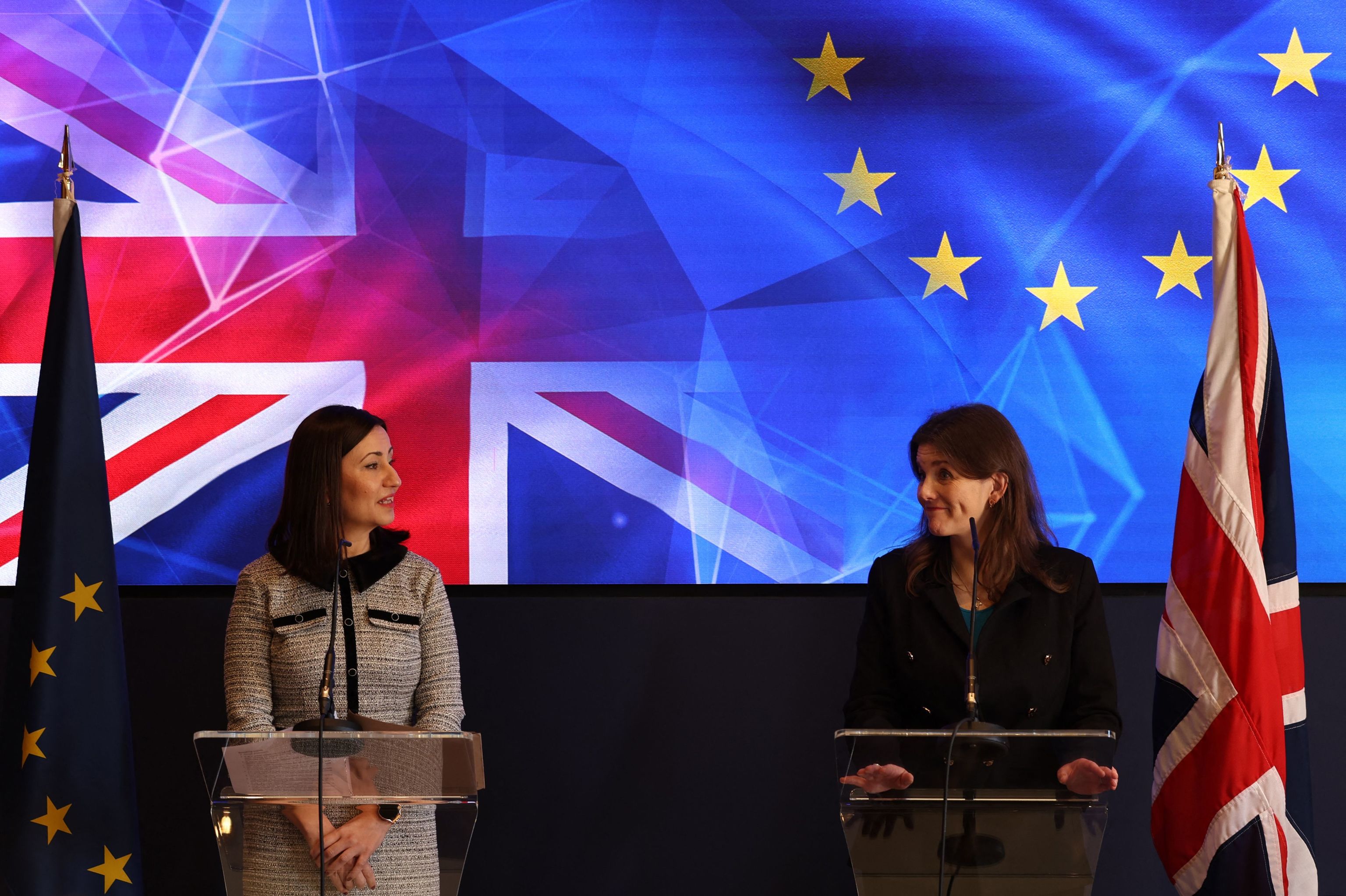 La ministra britnica de Ciencia, Michelle Donelan, a la derecha, y la comisaria de innovacin de la UE, Iliana Ivanova.