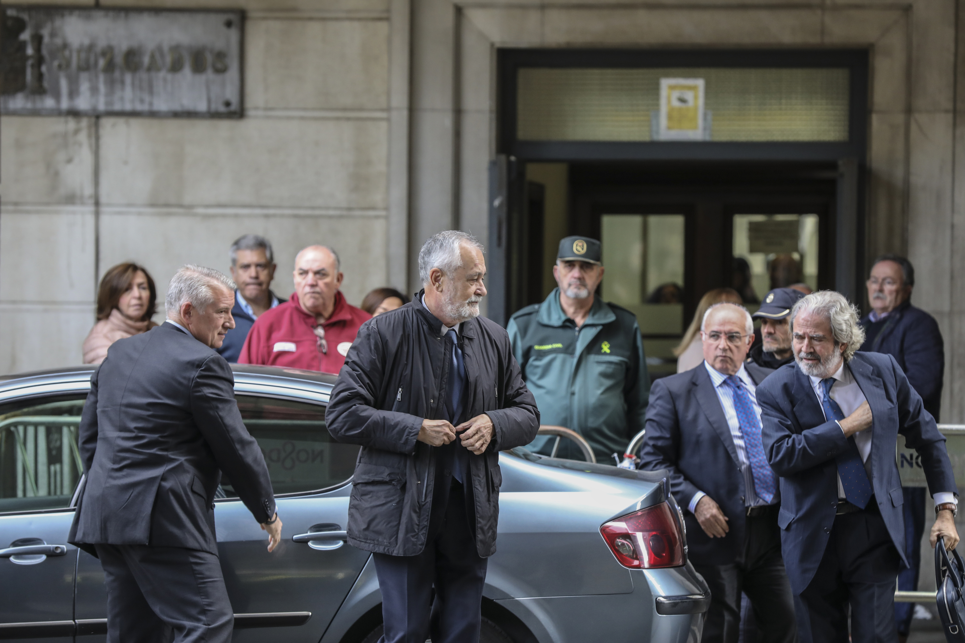 Grin, en el centro de la imagen, llegando a la Audiencia de Sevilla junto a su abogado.