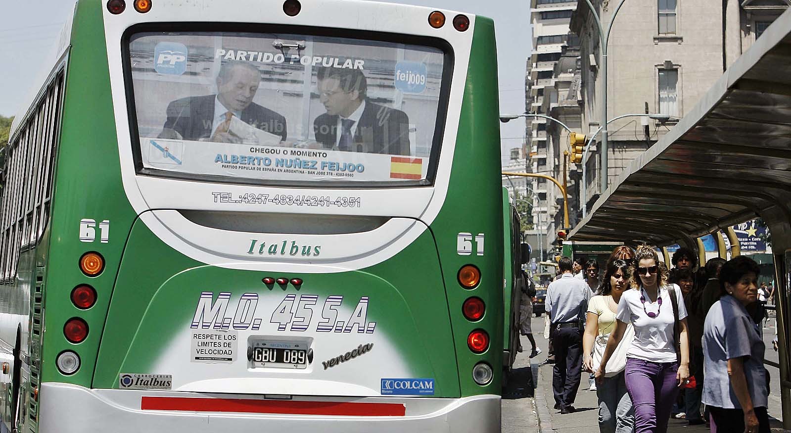 Un cartel electoral de Fraga y Feijo en los comicios de 2009 en un autobs de Buenos Aires.